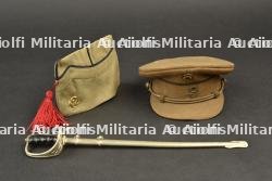 Miniatures de coiffures militaires et sabre Miniature military headgear and sabre