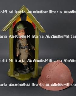 Casque d’enfant et poupee de soldat. Child’s helmet and soldier doll.