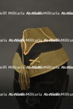 Bonnet de police d’officier du 11e regiment d’artillerie. Officer’s side cap of the 11th Artillery Regiment.