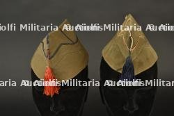 Lot de deux bonnets de police du 12e de Ligne et de l’artillerie. Pair of side caps from the 12th Line Regiment and the artillery.