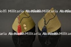 Lot de deux bonnets de police de Grenadier et de l’Intendance. Pair of Grenadier and Quartermaster Corps side caps.