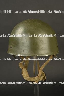 Casque de parachutiste britannique reutilise par l’armee belge. British paratrooper helmet reused by the Belgian Army.