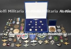 Lot de brevets, insignes et breloques de paracommandos. Collection of paracommando qualification badges, insignia and charms.