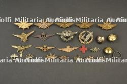 Lot d’insignes des Forces aeriennes et de l’artillerie antiaerienne. Group of Air Force and anti-aircraft artillery badges.