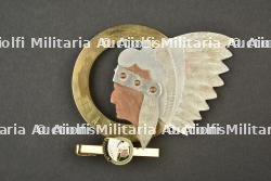 Insigne artisanal d’escadrille a tete de Sioux. Handmade Sioux-head squadron badge.