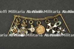 Chaînette de miniatures d’ordres belges d’Afrique. Chain of miniature Belgian African orders.