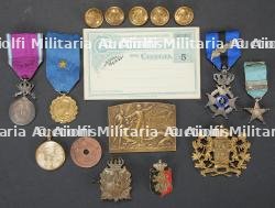 Ensemble de medailles et d’insignes de l’etat independant du Congo. Group of medals and badges from the Congo Free State.