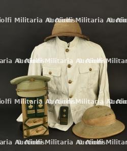 Ensemble d’effets tropicaux de la Force publique. Group of Force Publique tropical uniform items.