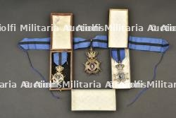 Medailles bilingues de l’ordre de Leopold II. Bilingual medals of the Order of Leopold II.