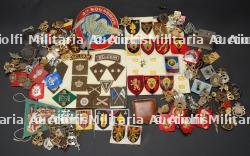 Plus de 210 insignes et objets-souvenirs de l’armee belge de 1945 a 1980. Over 210 Belgian Army badges and memorabilia from 1945 to 1980.