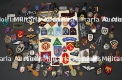 Plus de 105 insignes et souvenirs belges des annees 1970 a 2000. Over 105 Belgian badges and souvenirs from the 1970s to 2000.