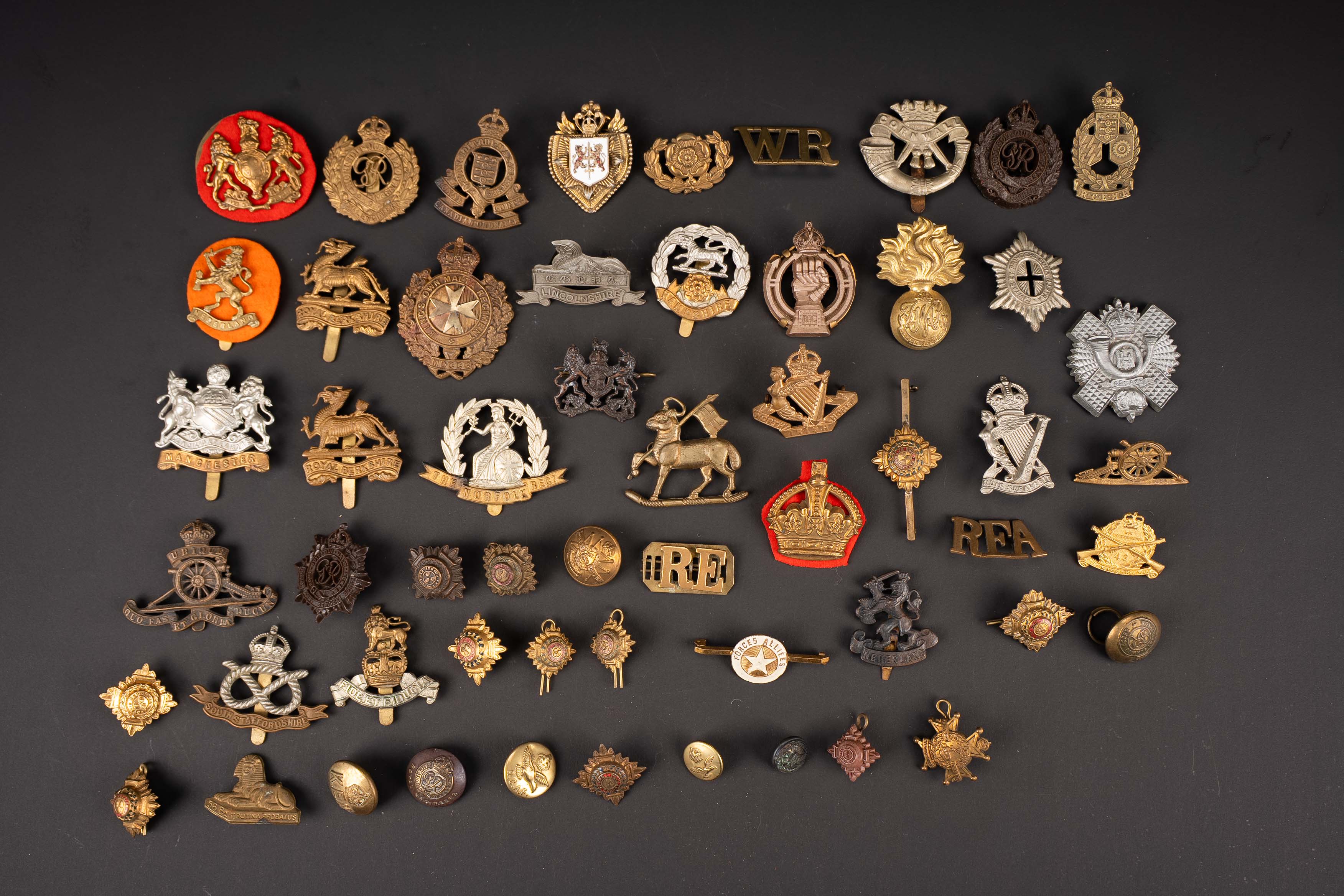 Cap badge britannique. British cap badge. — photo 1