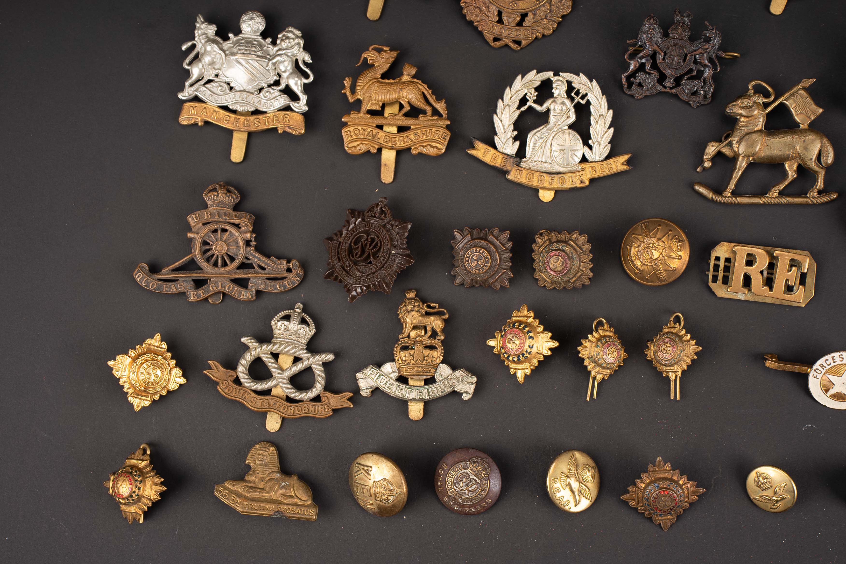 Cap badge britannique. British cap badge. — photo 7