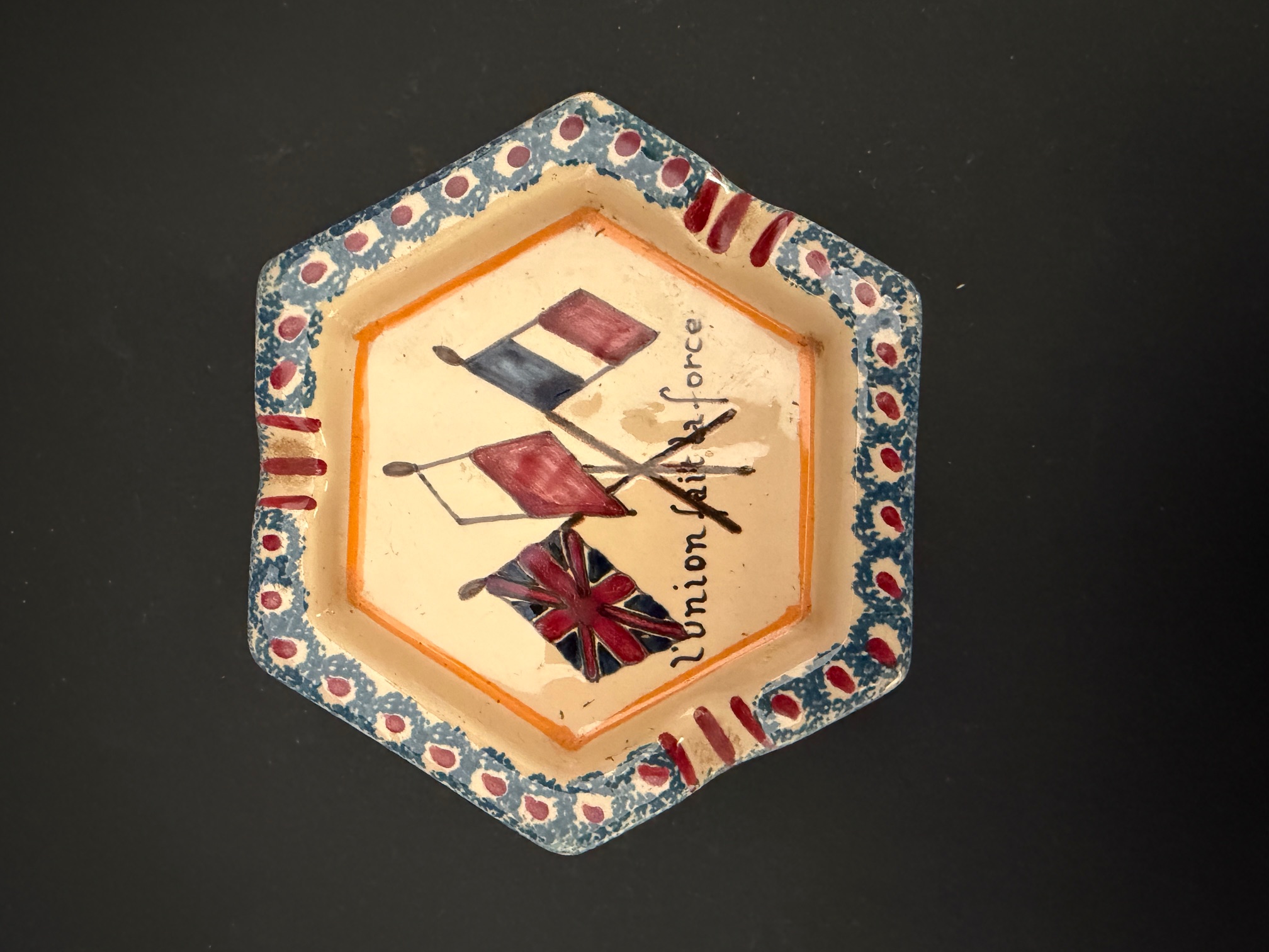 Cendrier amitiés Franco Britannique. Franco-British friendship ashtray. — photo 1