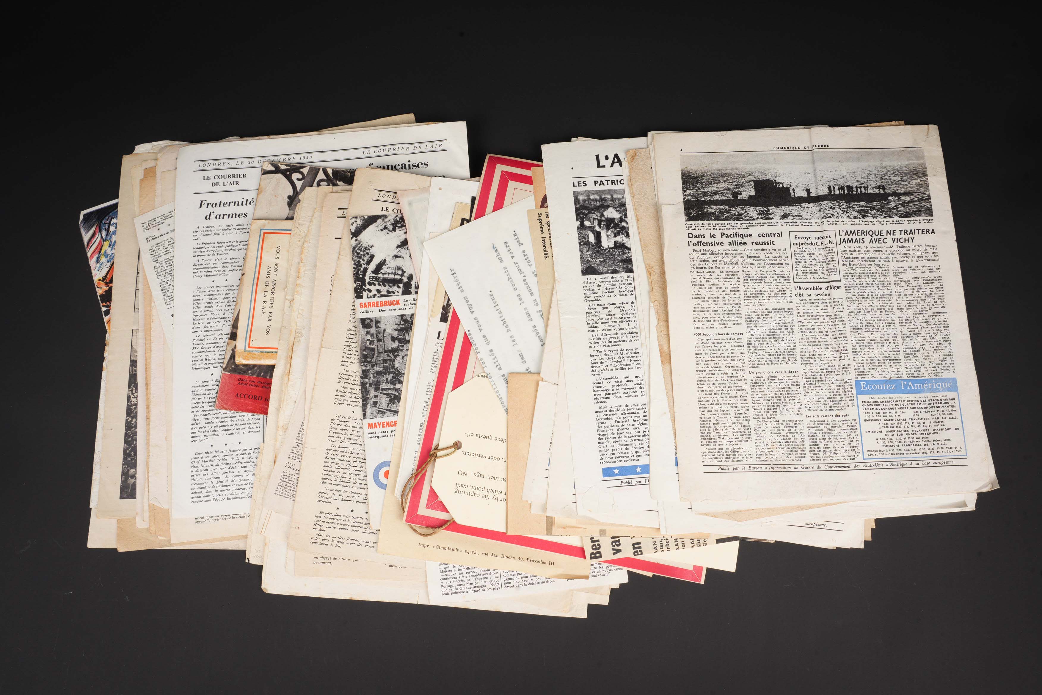 Tracts et courriers de l'air. Leaflets and air correspondence. — photo 2