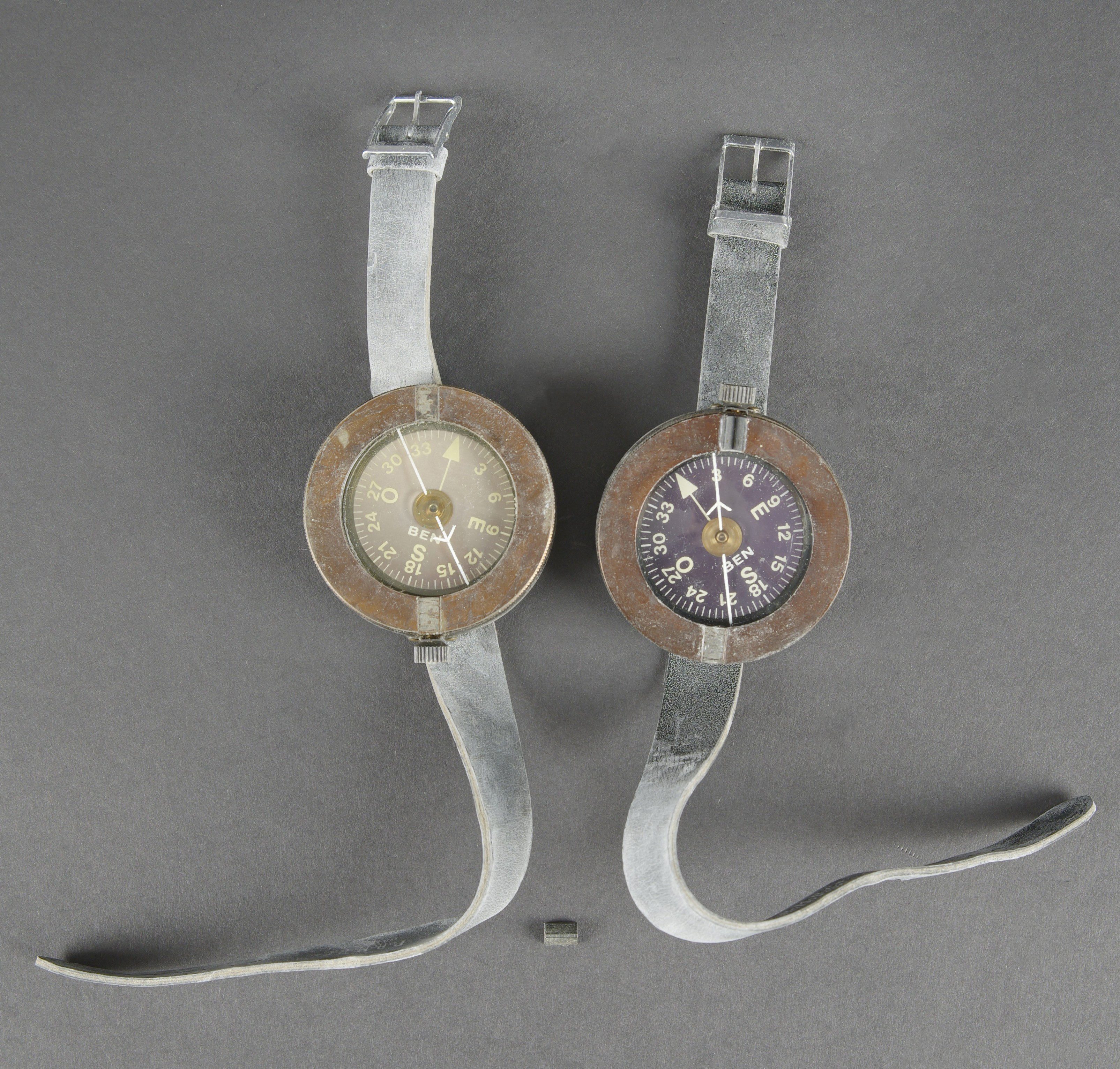 Boussoles de poignée. Wrist compasses. — photo 1