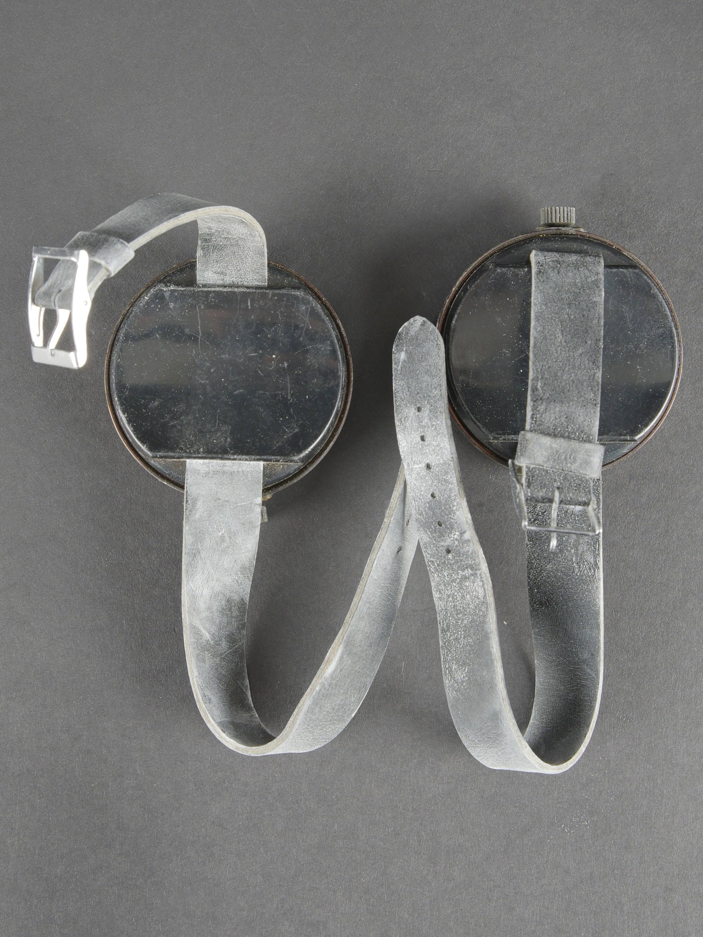 Boussoles de poignée. Wrist compasses. — photo 2