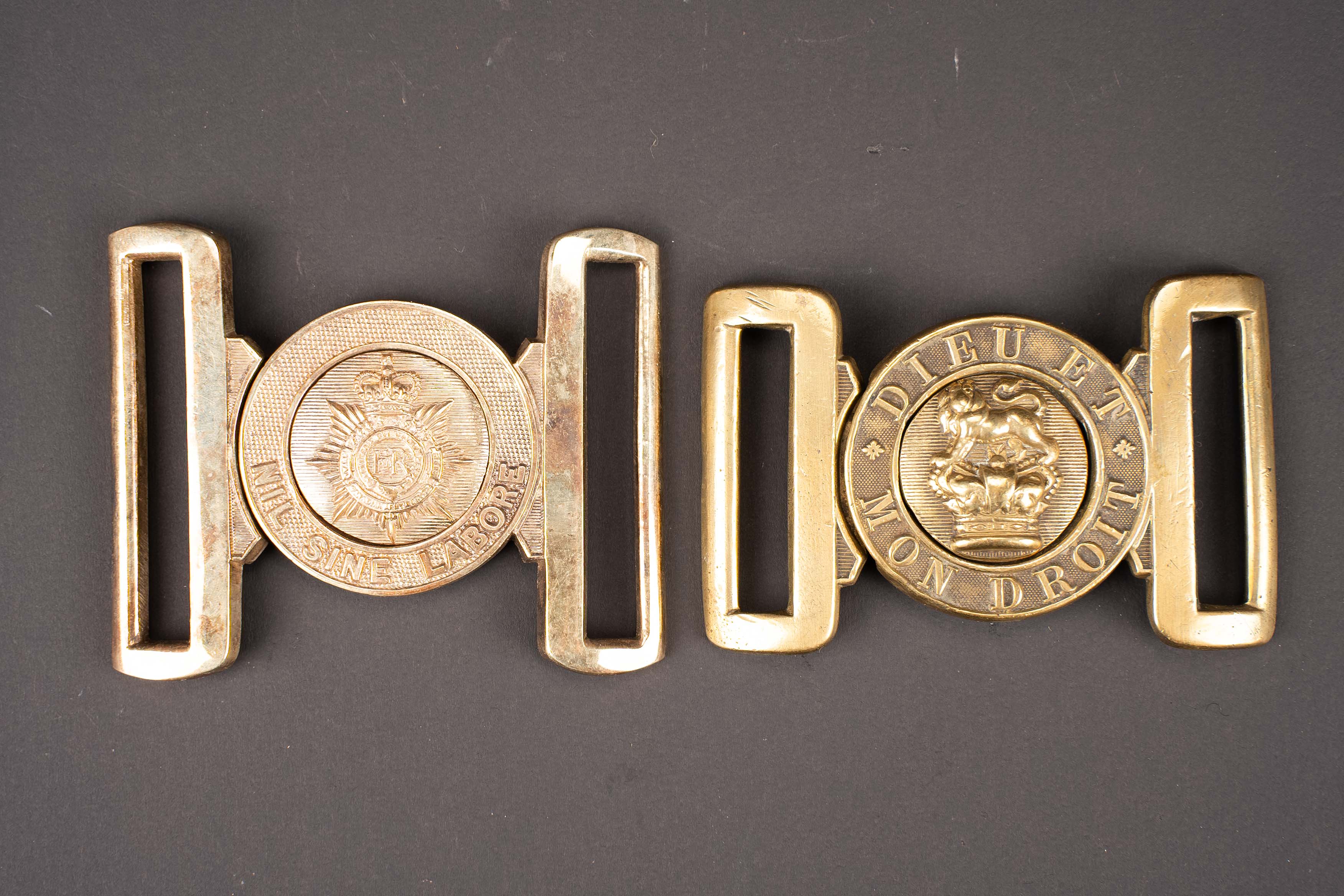 Boucles de ceinturon britannique. British belt buckles. — photo 1