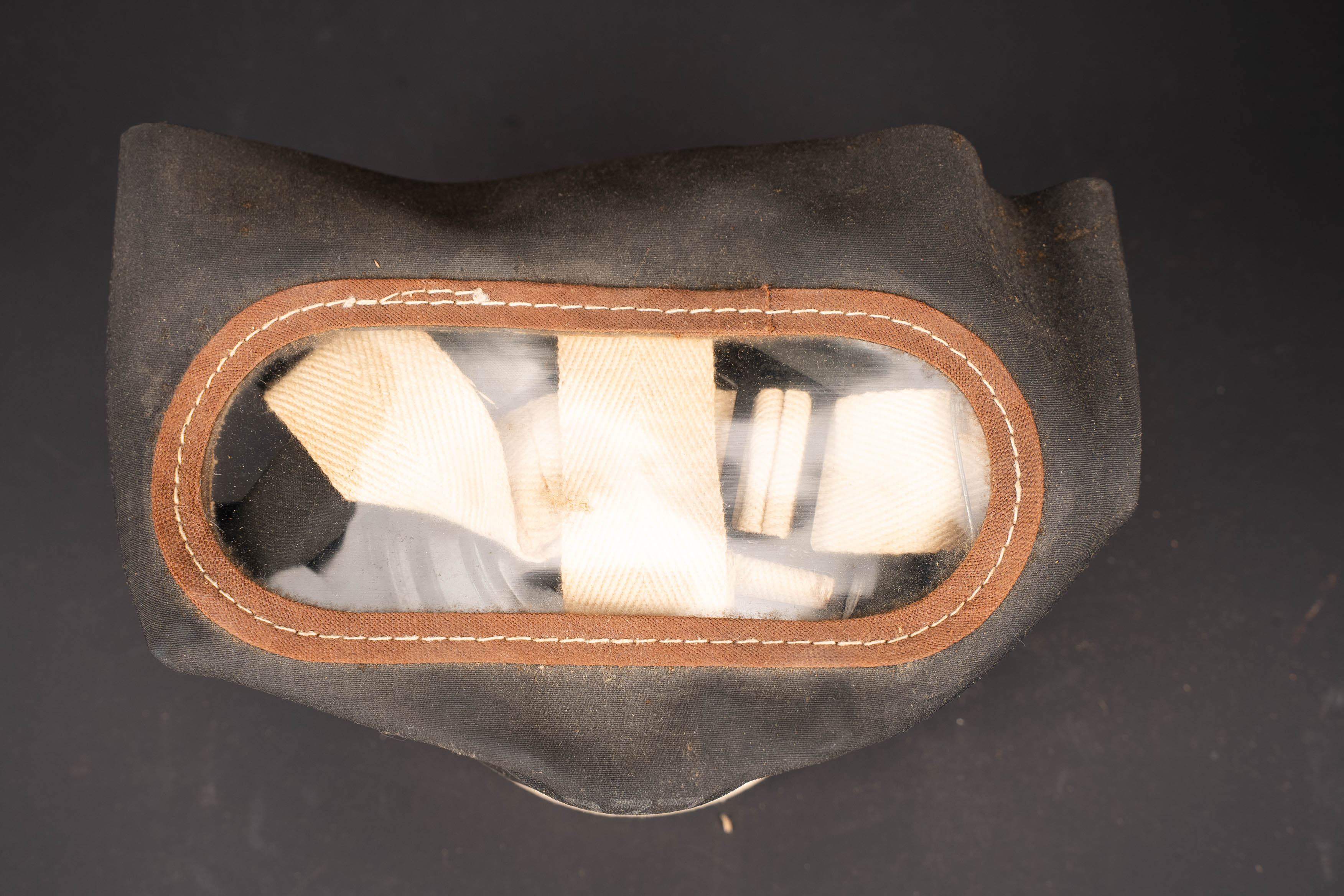Masque anti-gaz civil britannique. British civilian gas mask. — photo 10