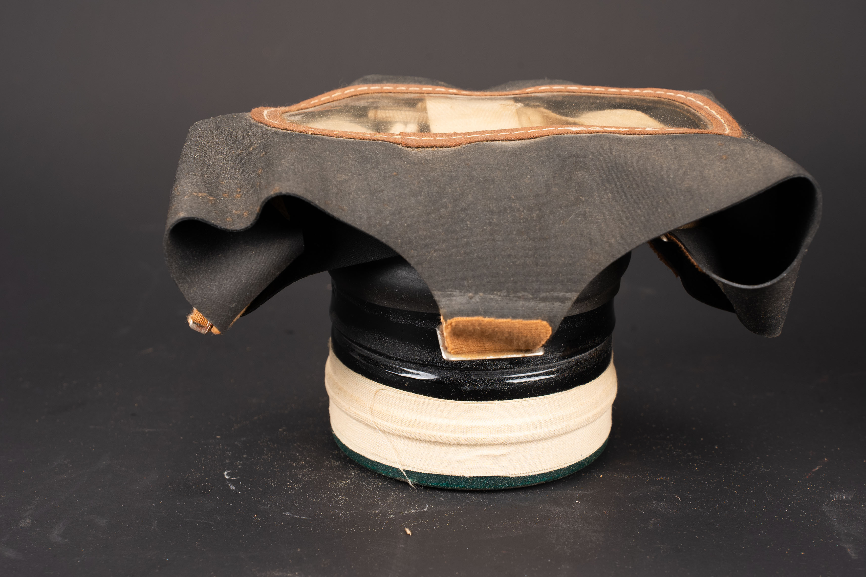Masque anti-gaz civil britannique. British civilian gas mask. — photo 11