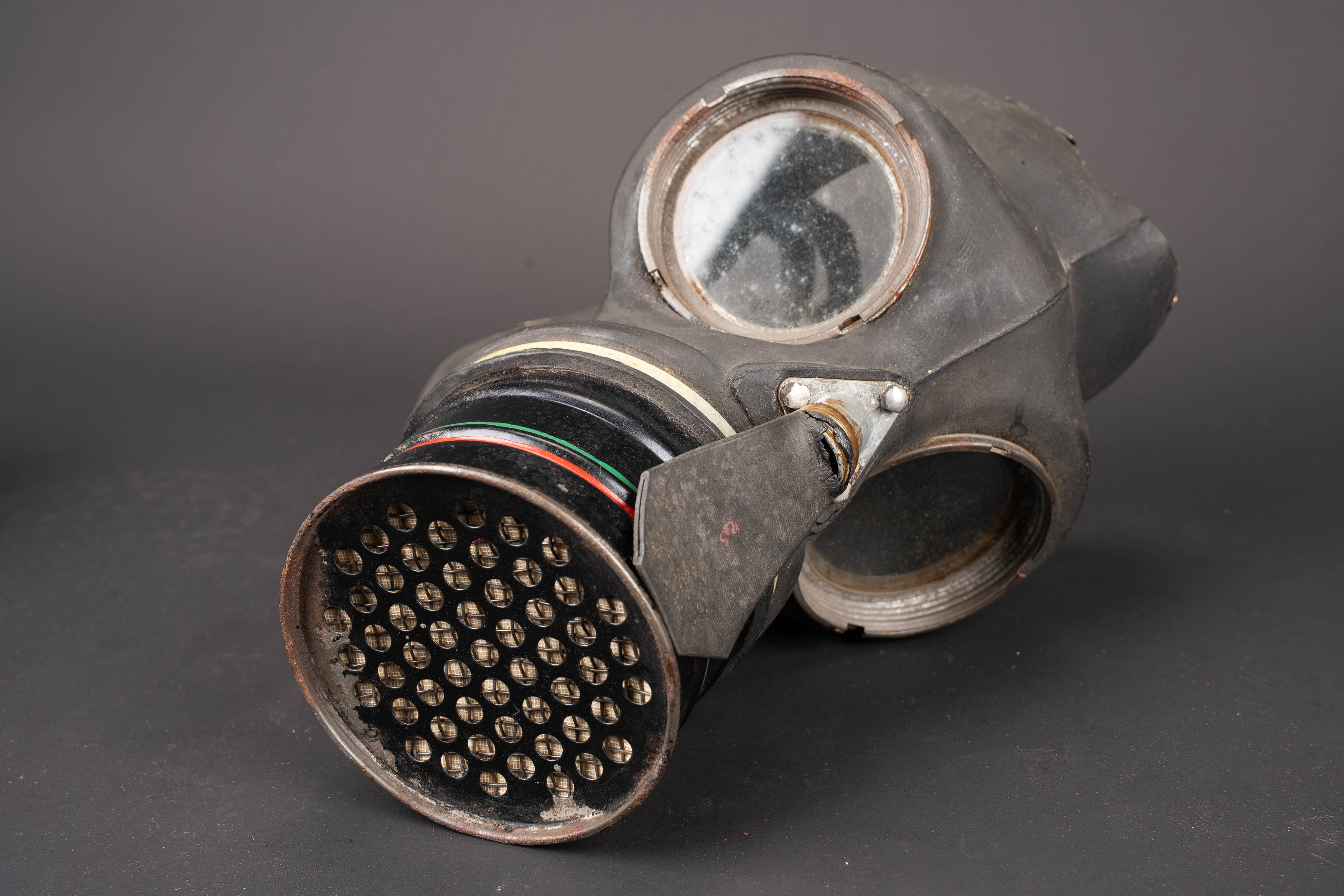Masque anti-gaz civil britannique. British civilian gas mask. — photo 2