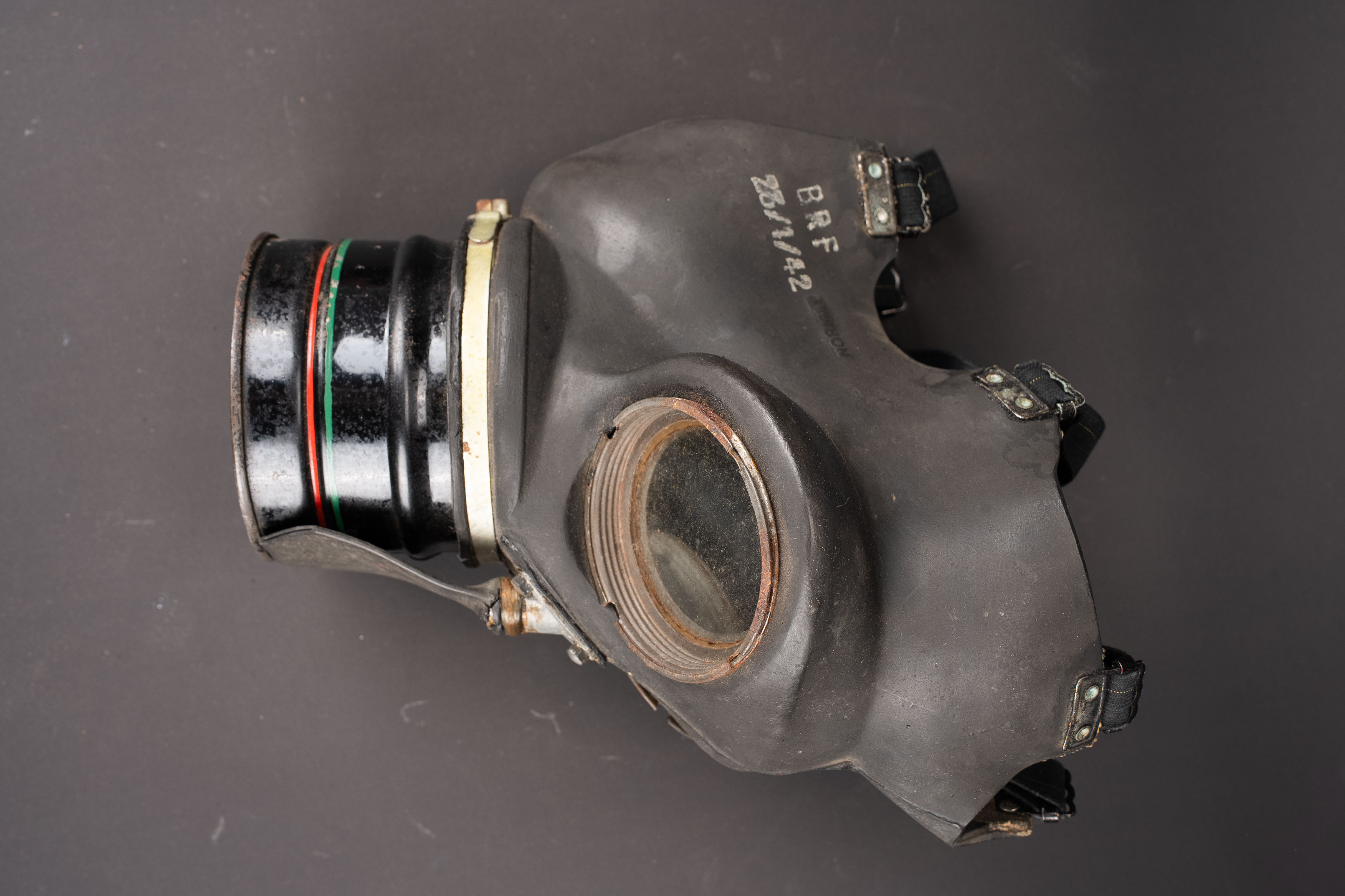 Masque anti-gaz civil britannique. British civilian gas mask. — photo 3