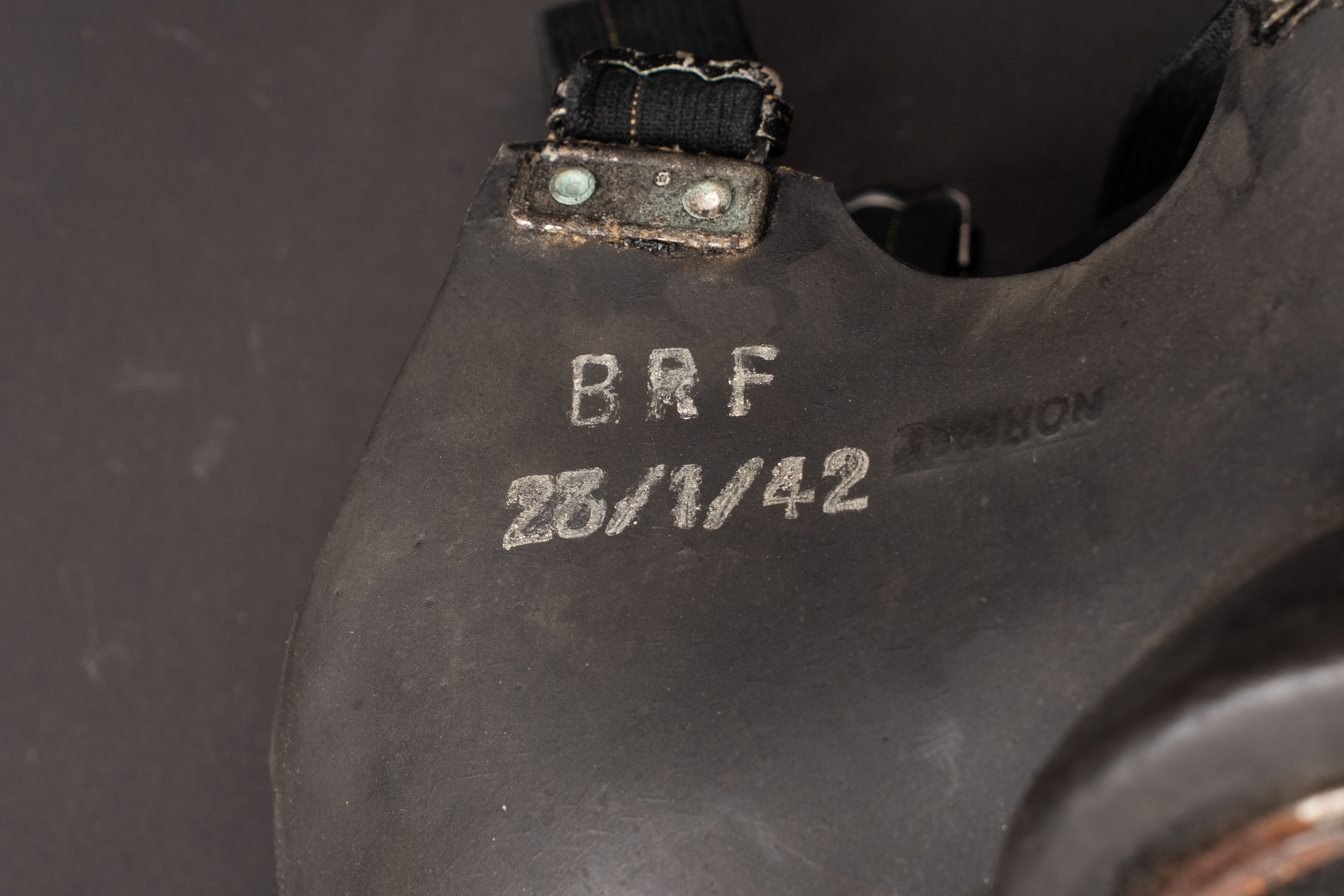 Masque anti-gaz civil britannique. British civilian gas mask. — photo 4