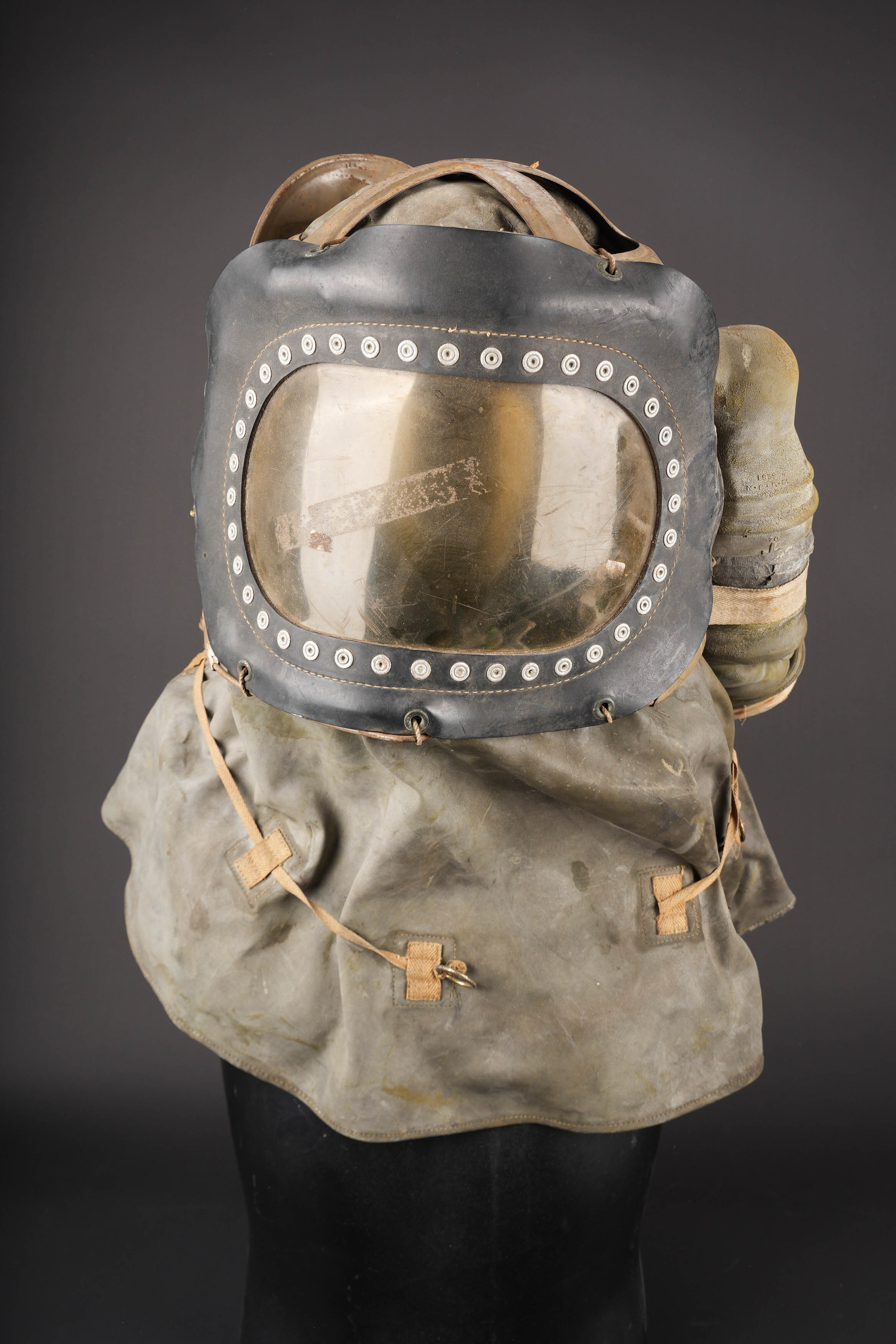 Masque anti-gaz pour bébé. Infant gas mask. — photo 1
