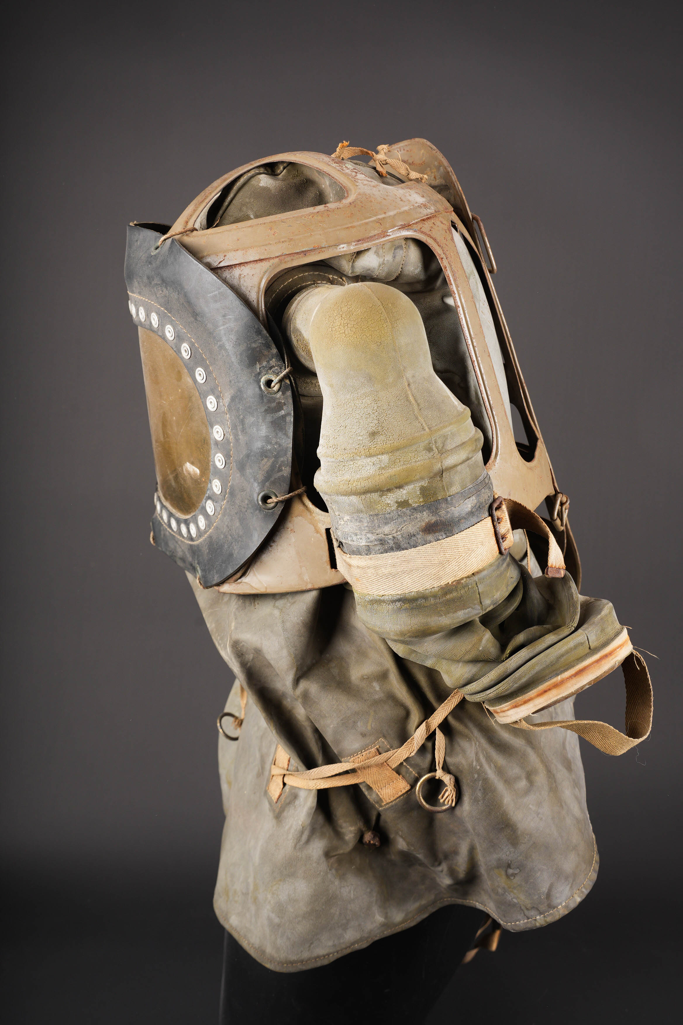 Masque anti-gaz pour bébé. Infant gas mask. — photo 2
