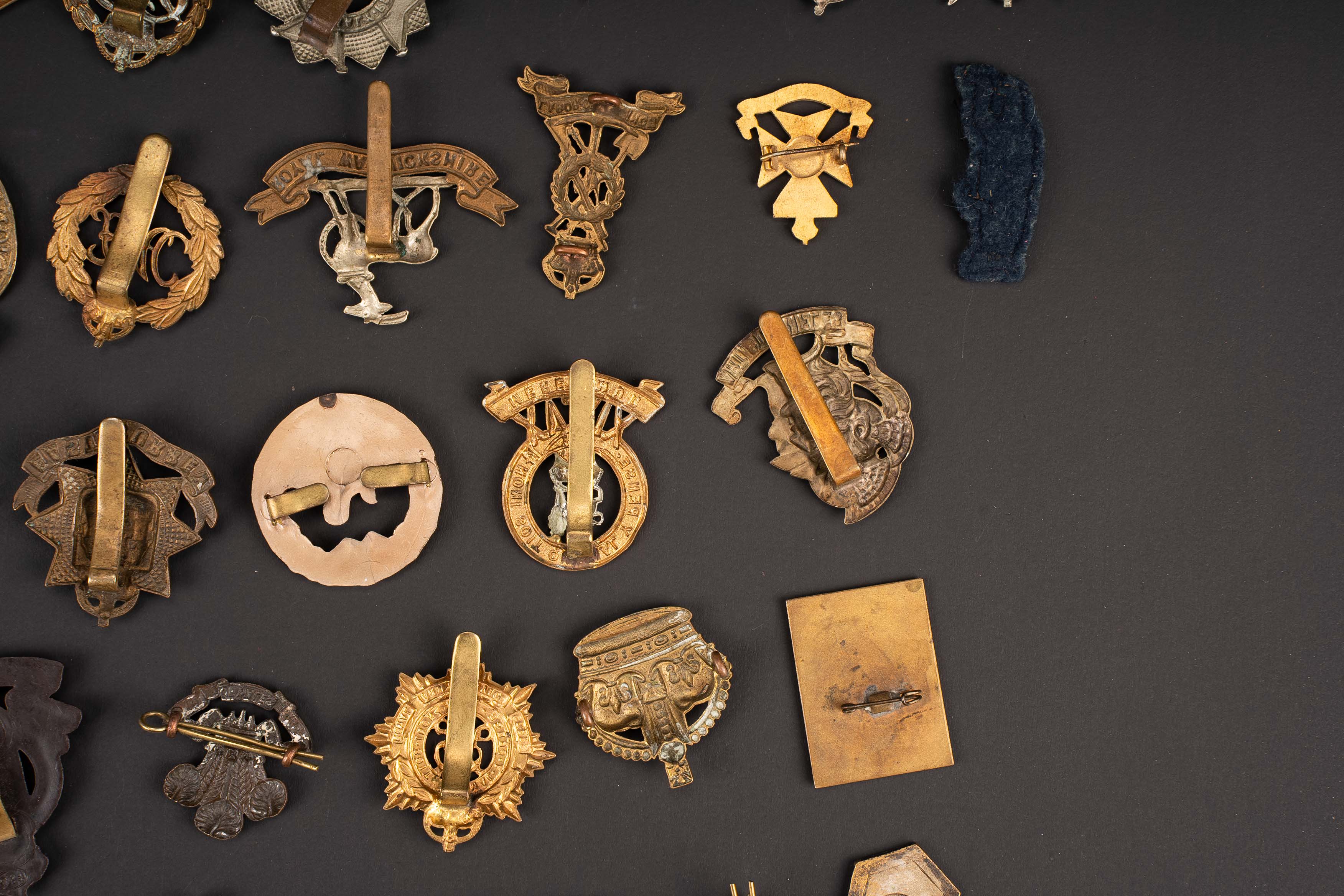 Cap badge britannique. British cap badge. — photo 15