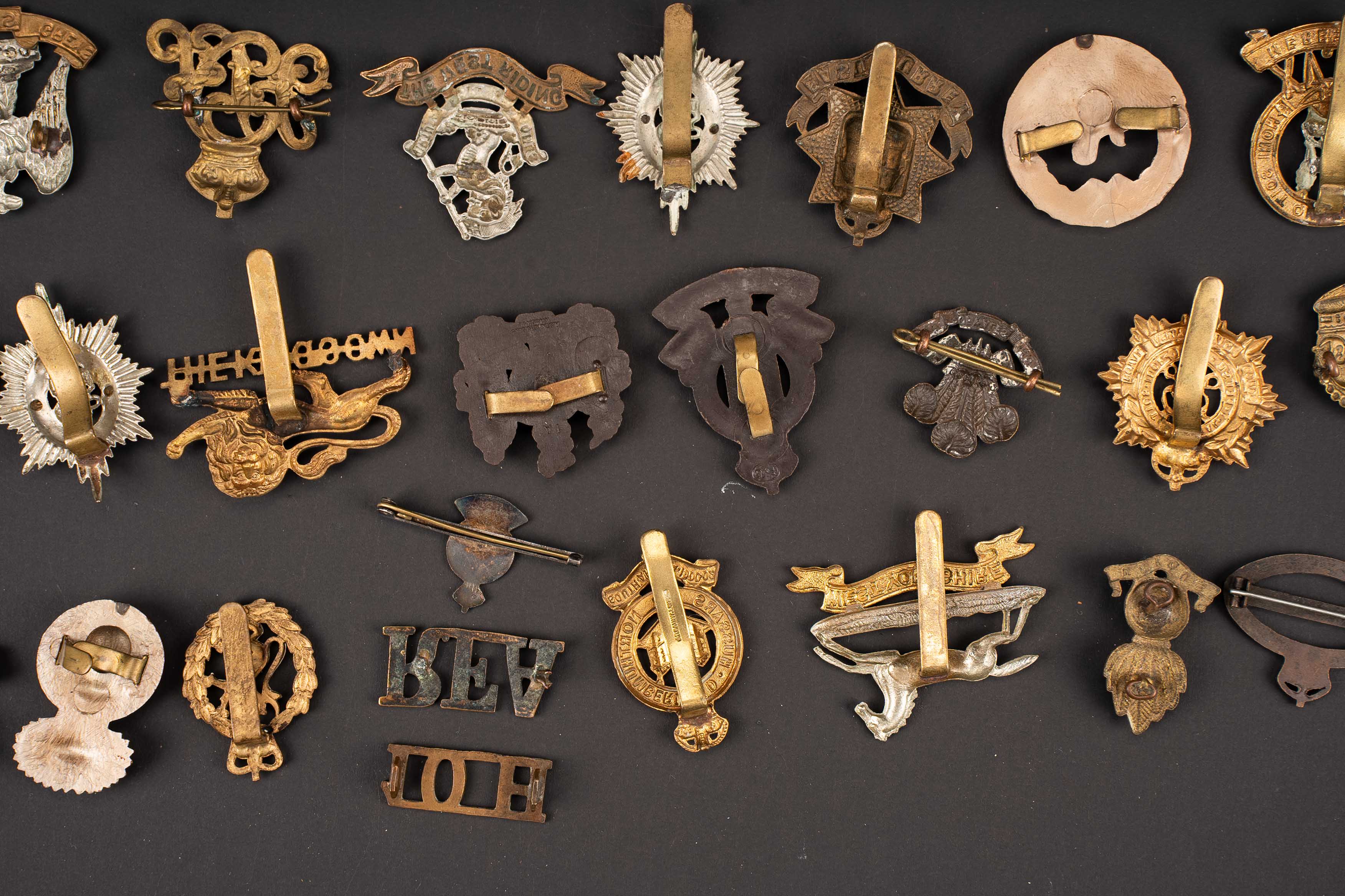 Cap badge britannique. British cap badge. — photo 17