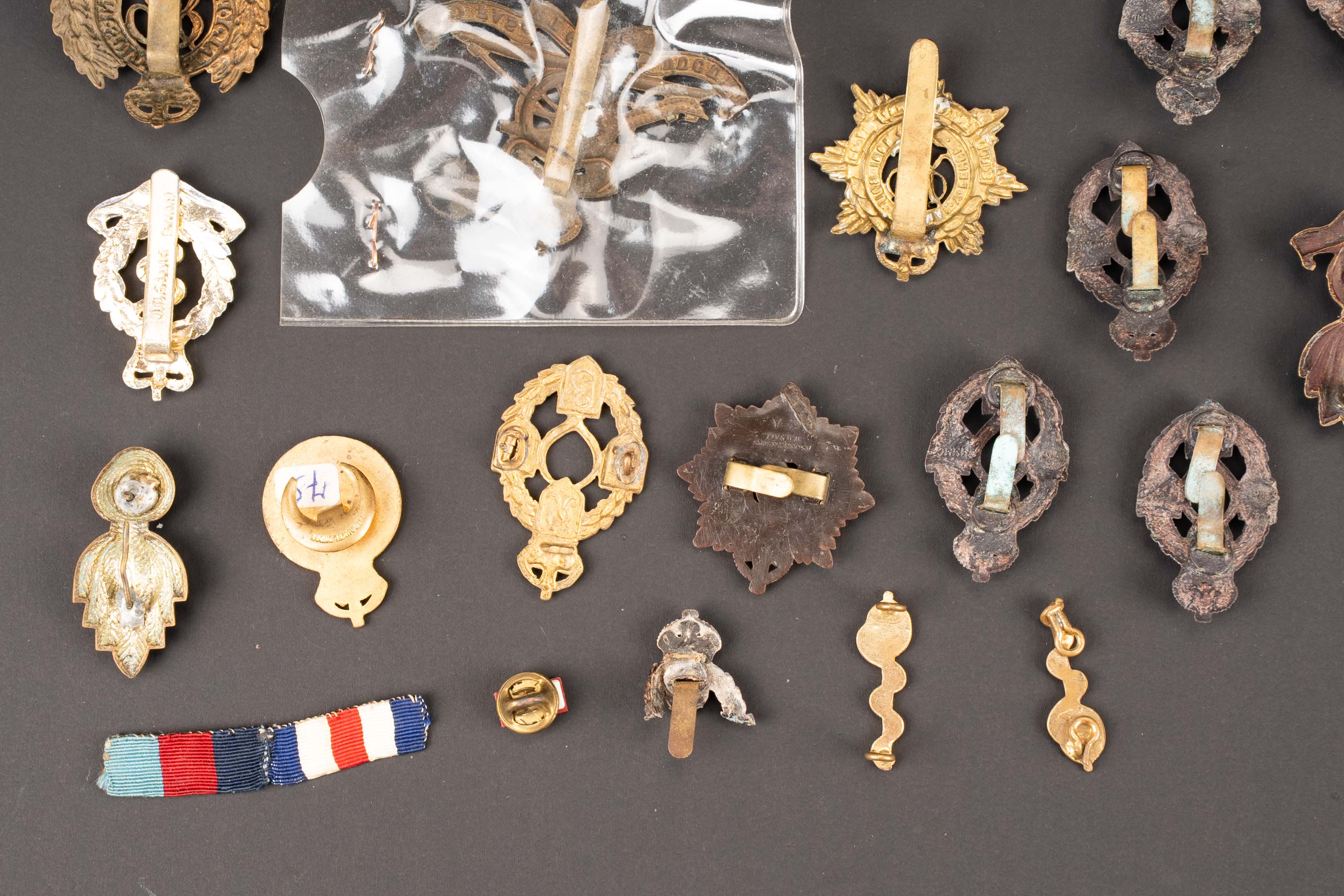 Cap badge britannique. British cap badge. — photo 13
