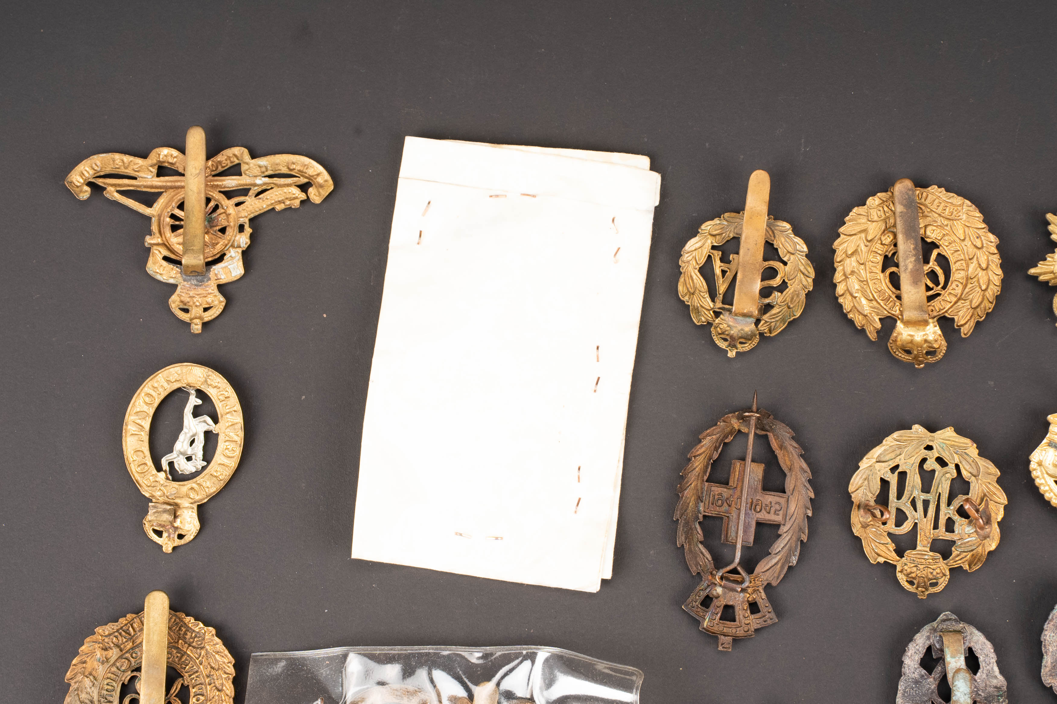 Cap badge britannique. British cap badge. — photo 15