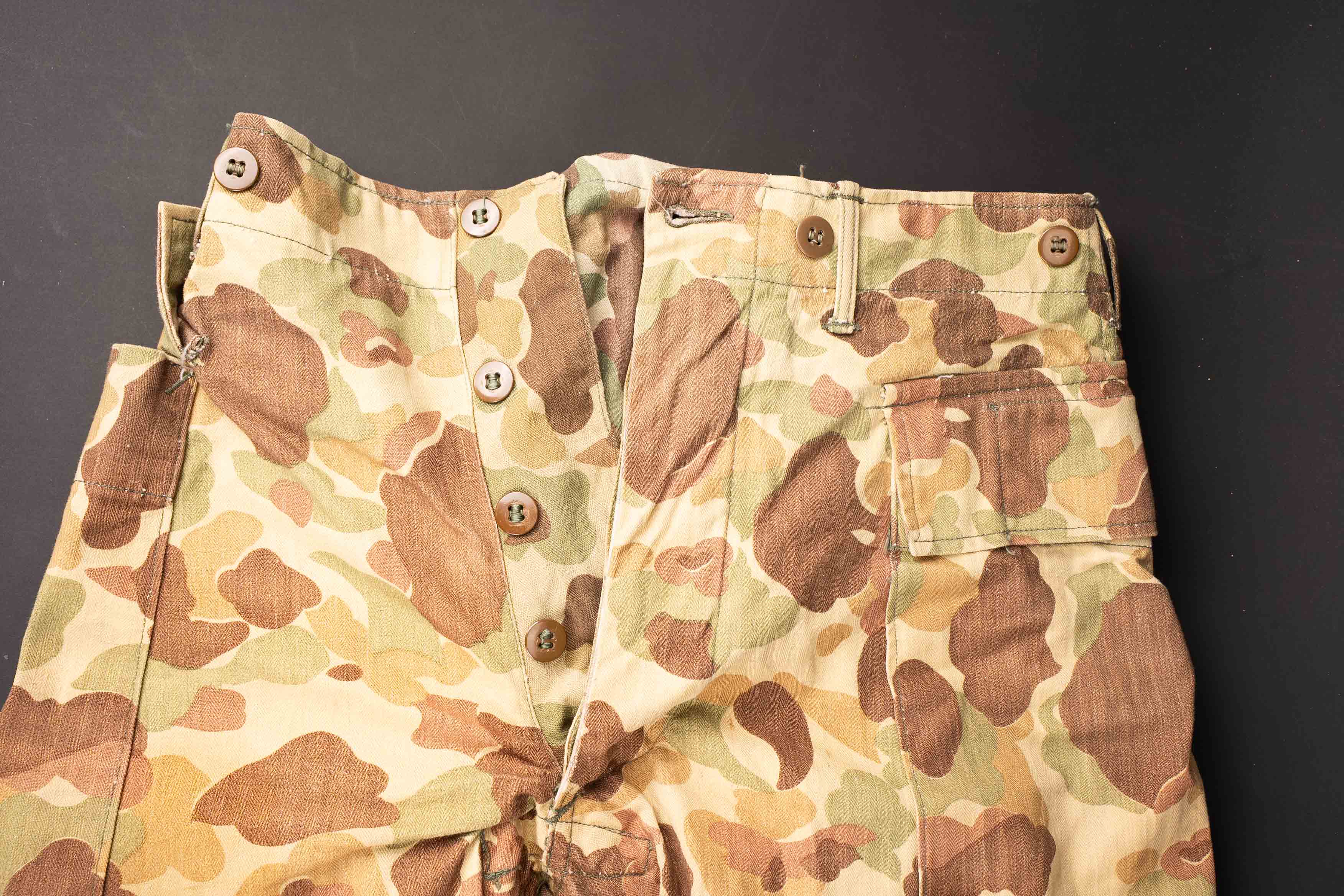 Pantalon HBT 43 camouflé. US HBT 43 camouflaged trousers. — photo 2