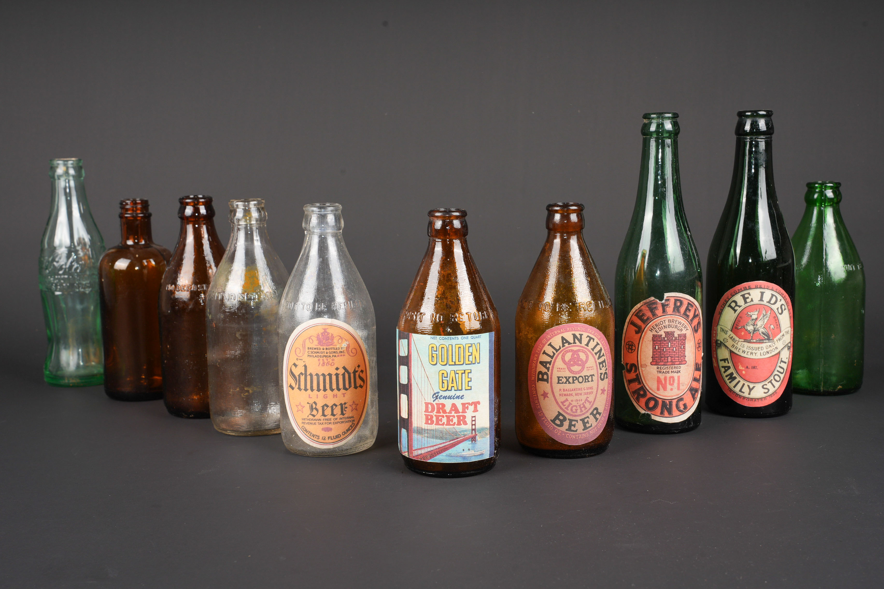 Bouteilles de bière et coca cola US. US beer and Coca-Cola bottles. — photo 1