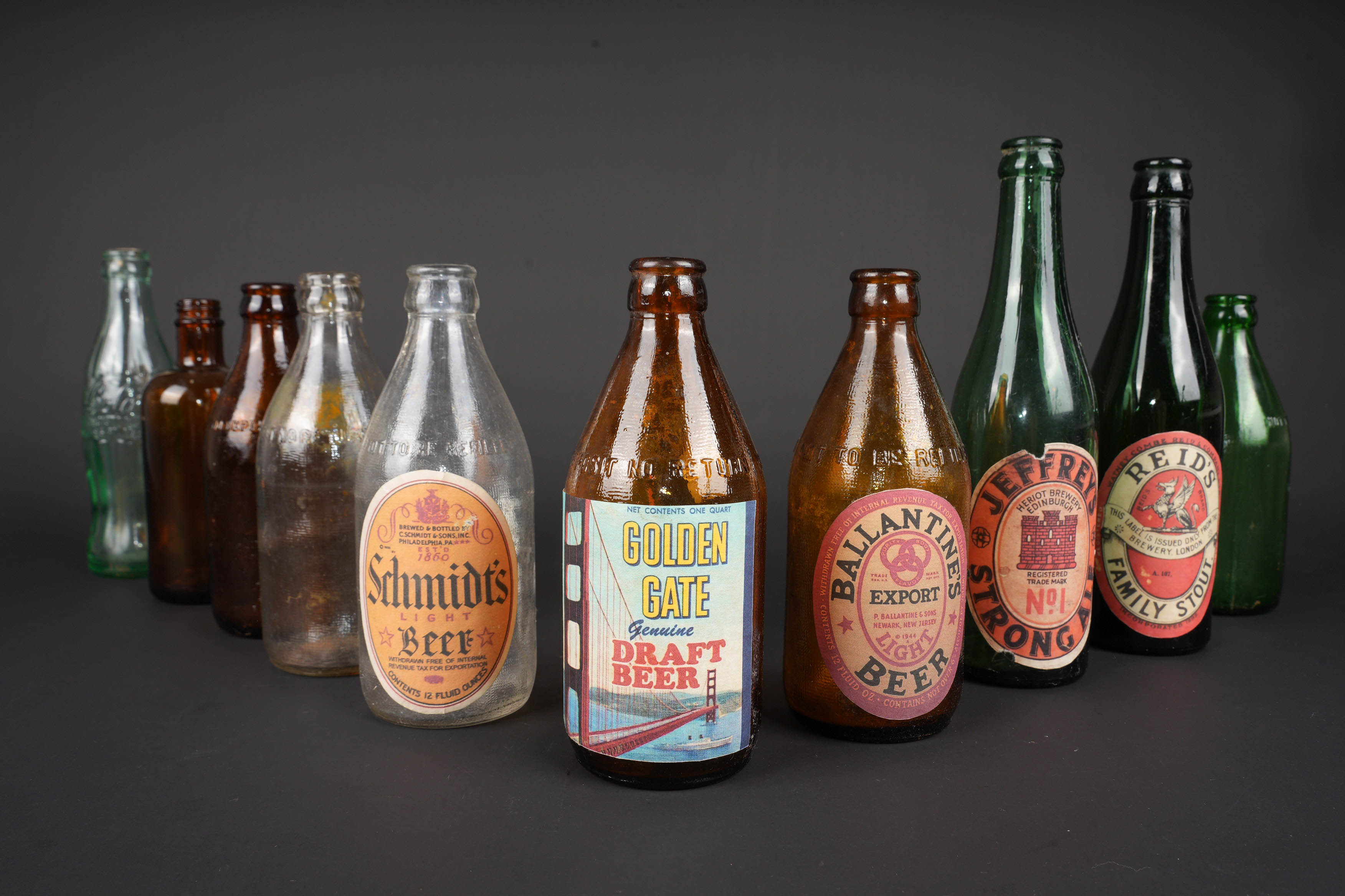 Bouteilles de bière et coca cola US. US beer and Coca-Cola bottles. — photo 2