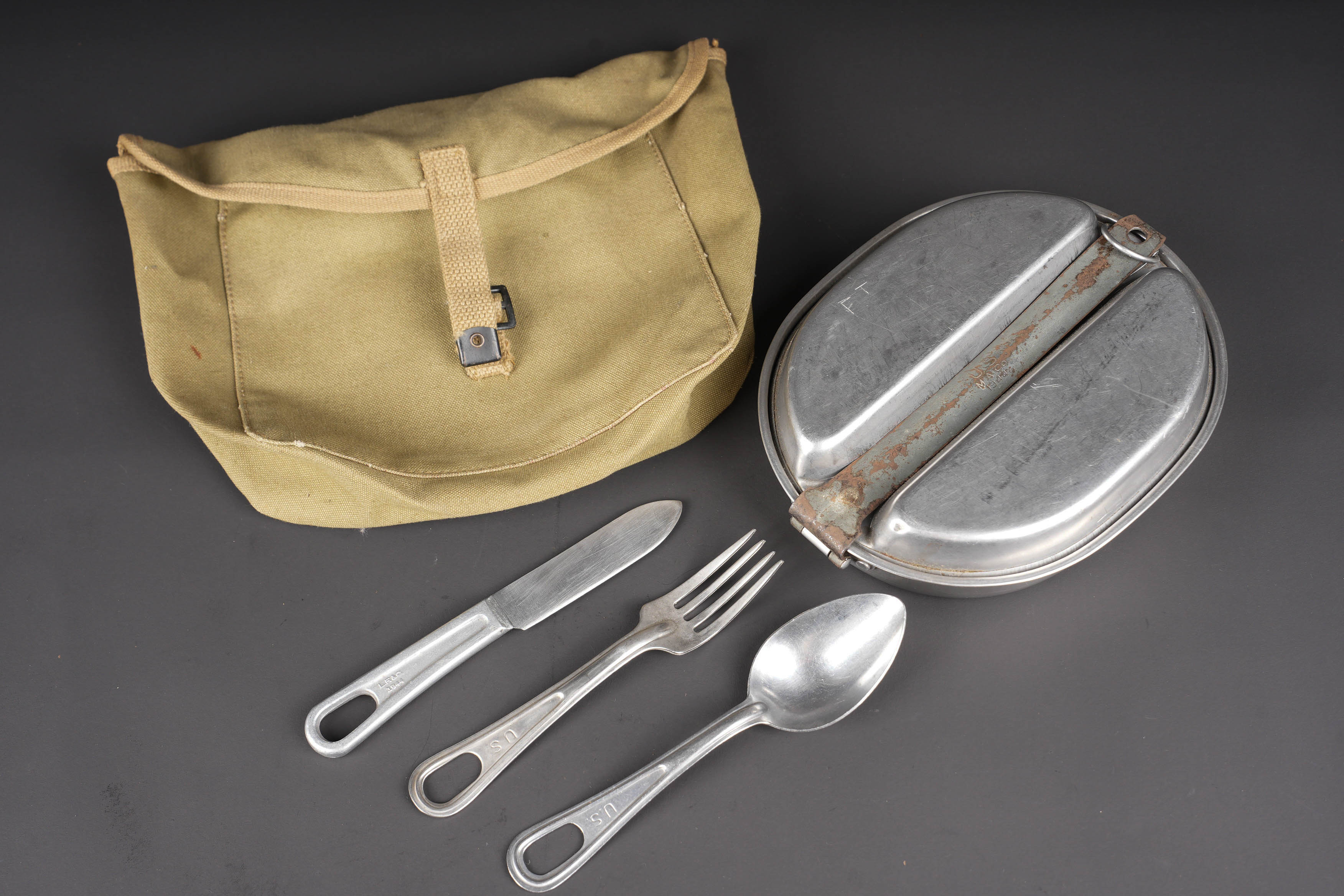 Housse pour gamelle et accessoires US. US Armymess kit cover and accessories. — photo 1