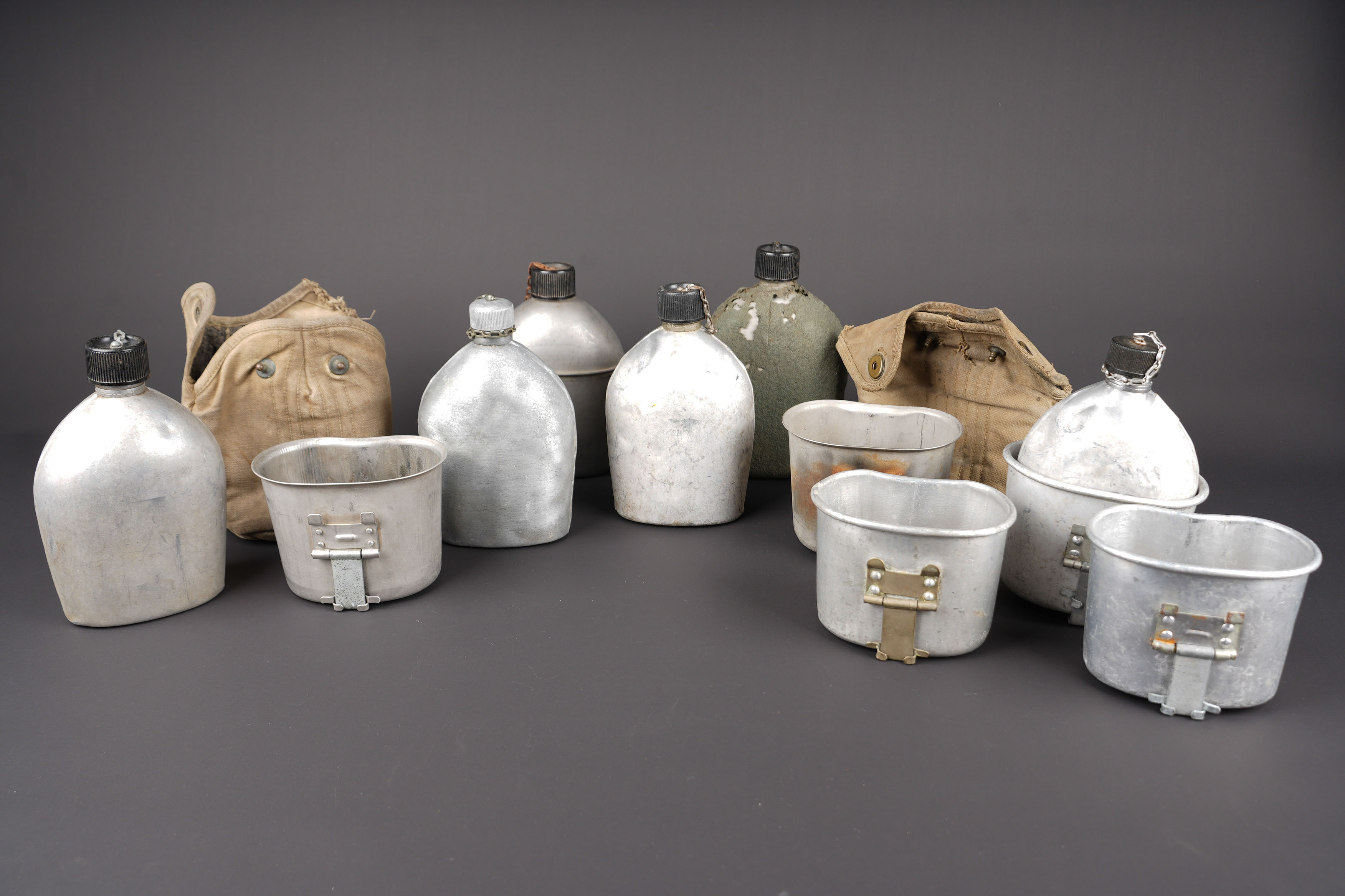 Gourdes US. US Army canteens. — photo 1