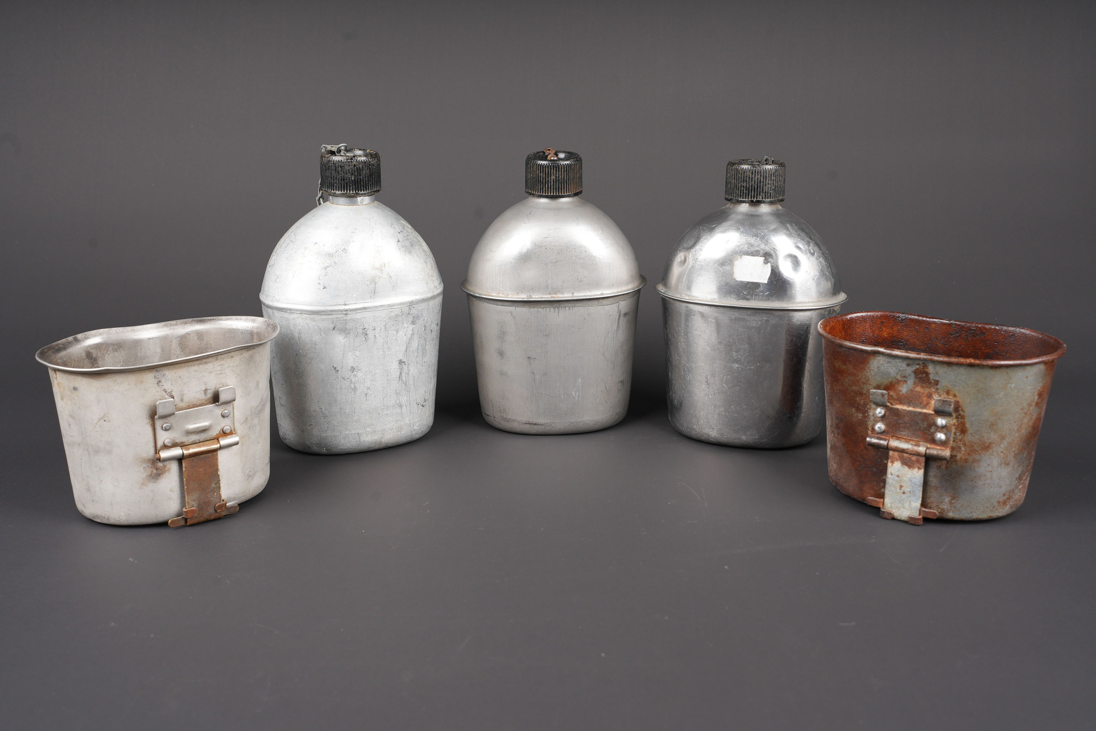 Gourdes US. US Army canteens. — photo 1