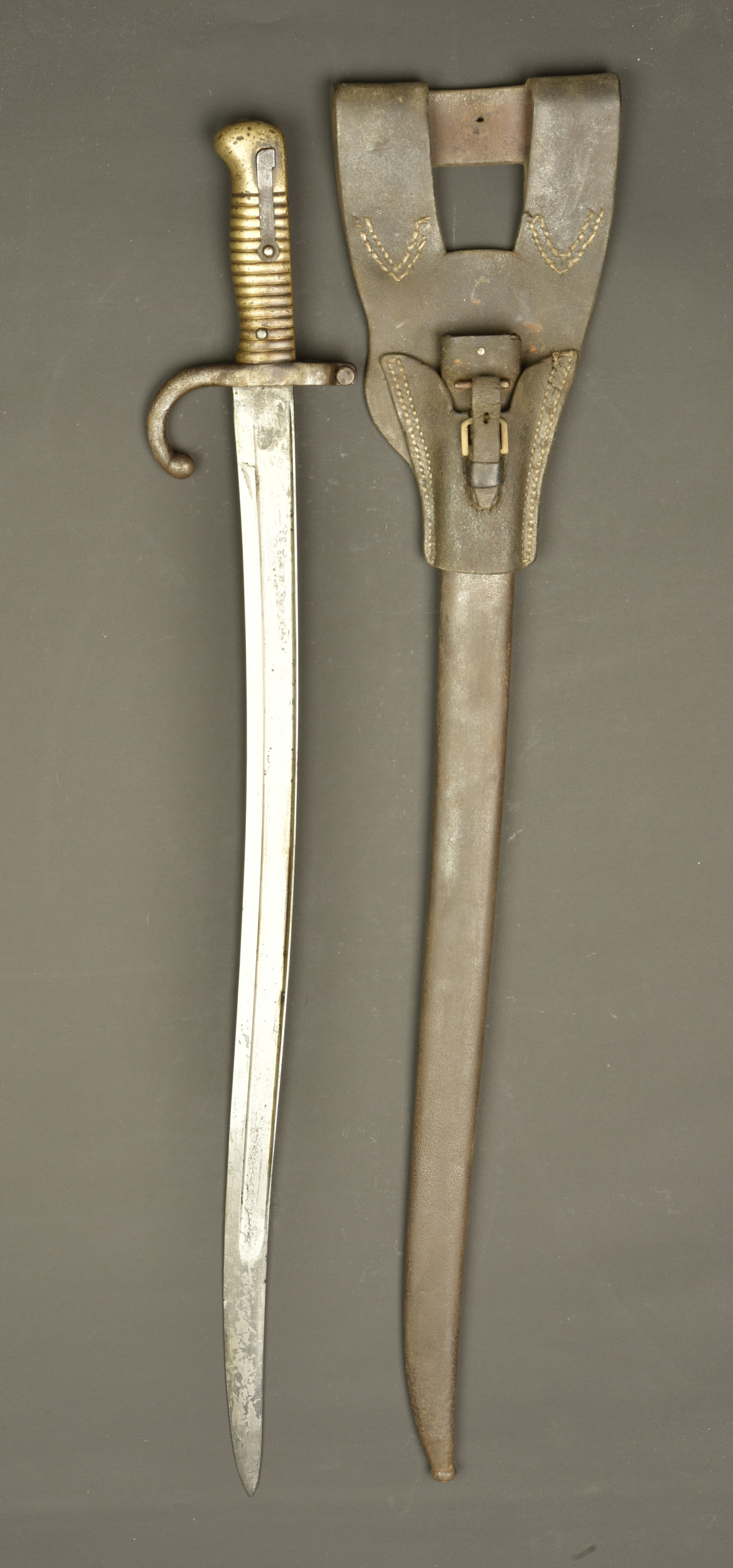Sabre baïonnette Chassepot modèle 1866 avec porte fourreau. Chassepot Model 1866 sword bayonet with frog — photo 1
