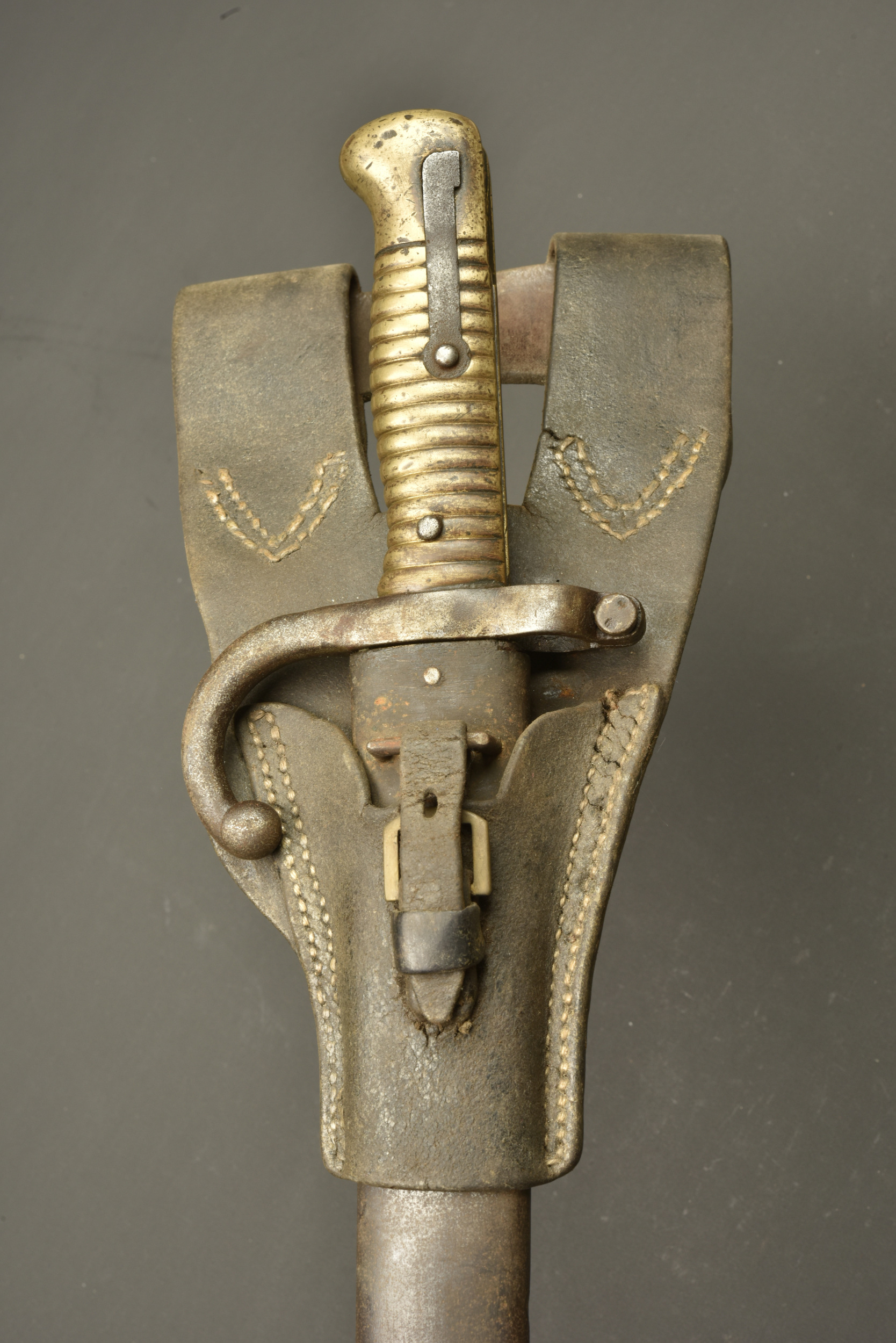 Sabre baïonnette Chassepot modèle 1866 avec porte fourreau. Chassepot Model 1866 sword bayonet with frog — photo 2