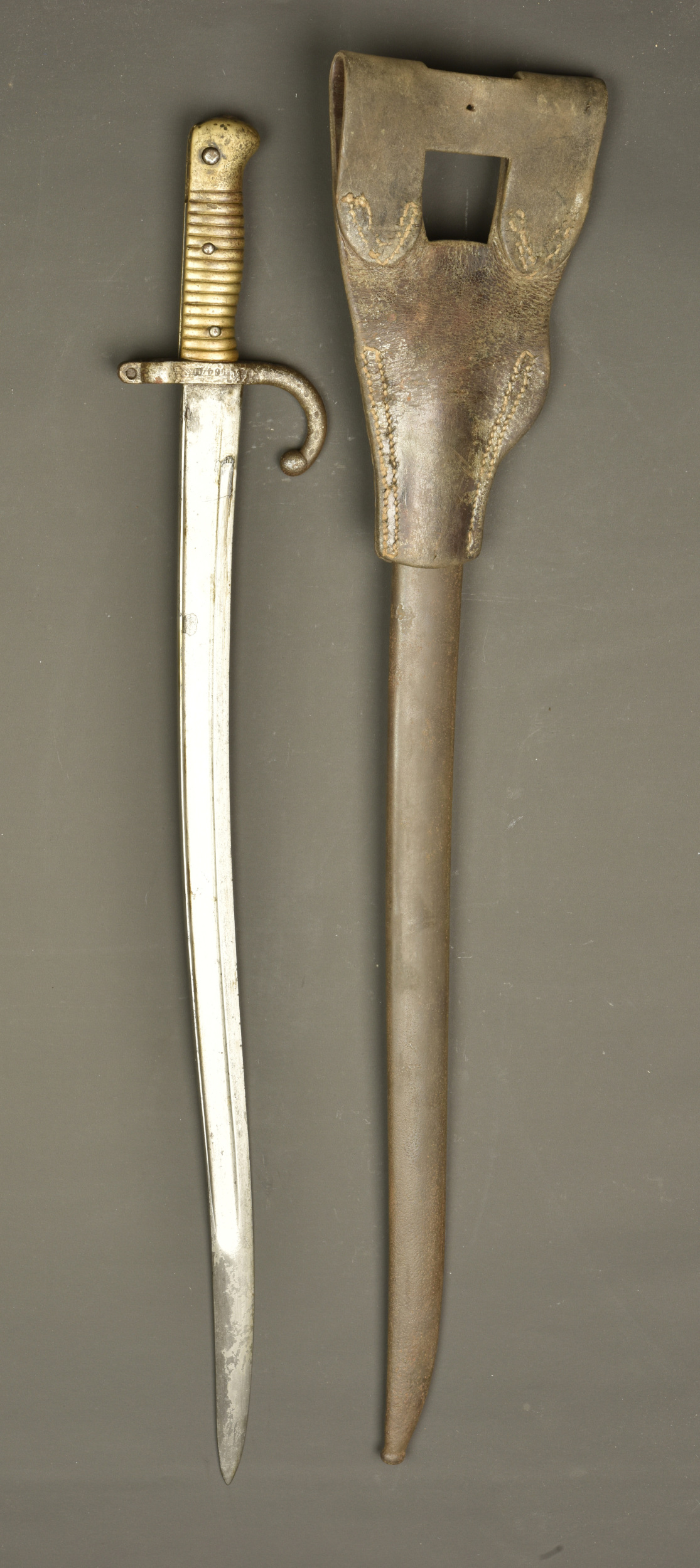 Sabre baïonnette Chassepot modèle 1866 avec porte fourreau. Chassepot Model 1866 sword bayonet with frog — photo 5