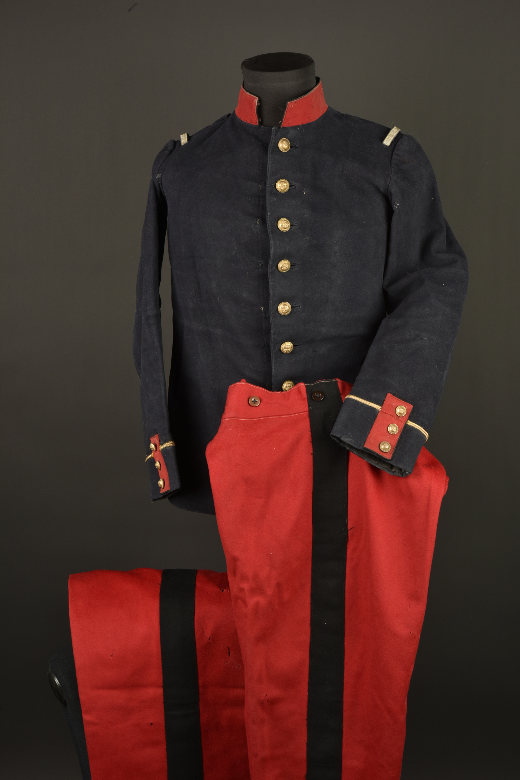 Tunique d'adjudant chef et 2 pantalons d'officier. Senior Warrant Officer tunic with two officer’s trousers — photo 1