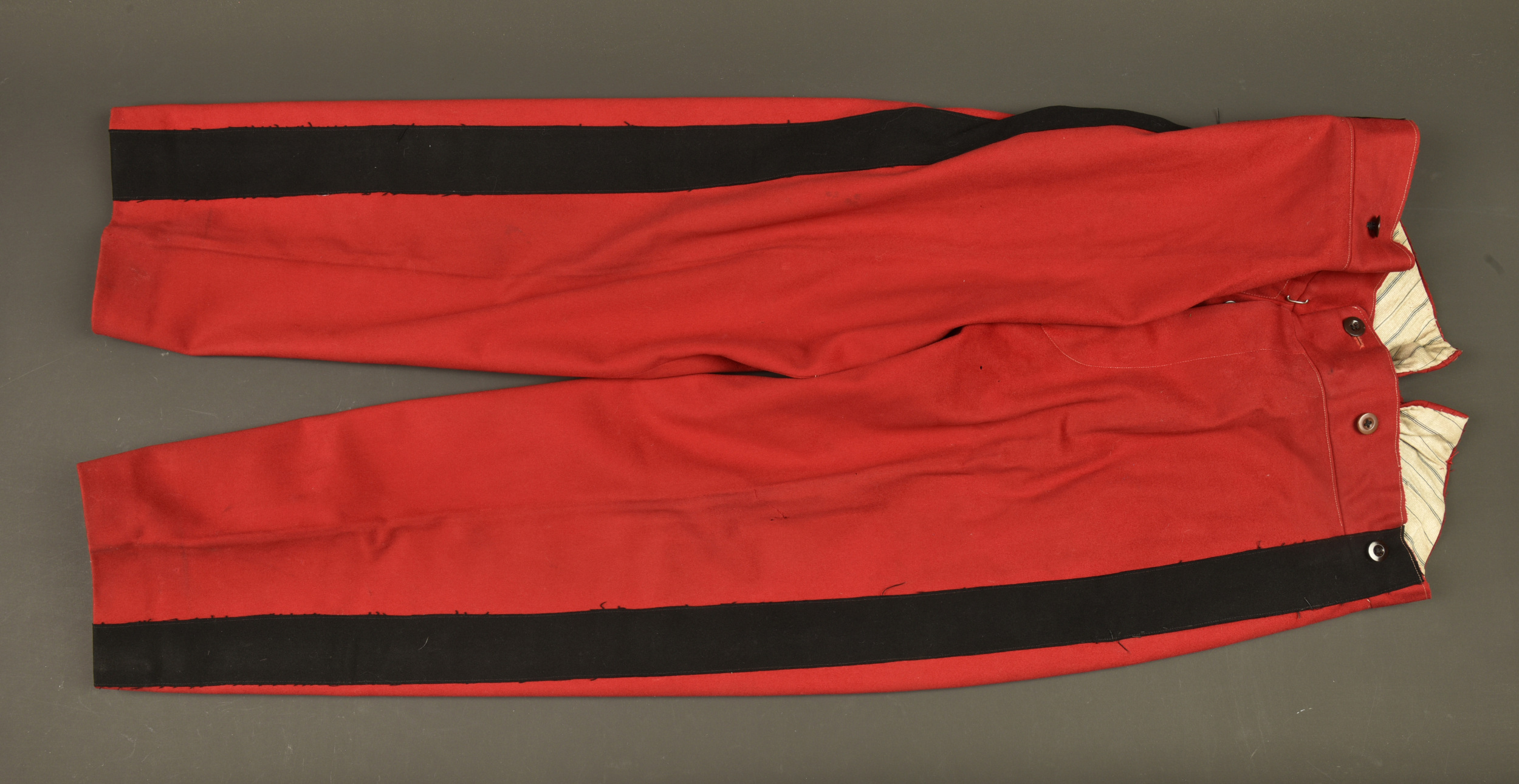 Tunique d'adjudant chef et 2 pantalons d'officier. Senior Warrant Officer tunic with two officer’s trousers — photo 5