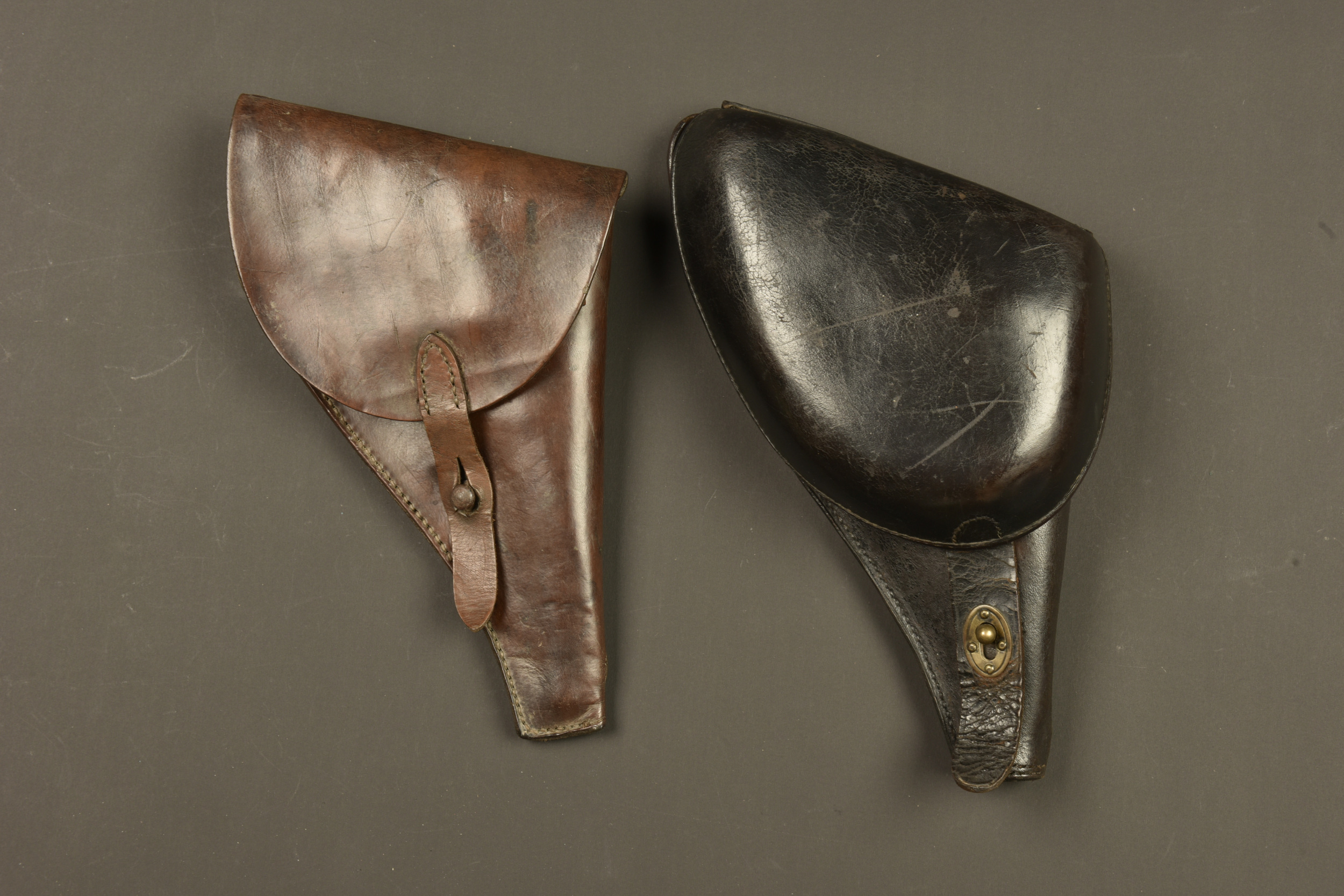 Lot de deux étuis pour revolver français 1873 et 1892. Lot of two holsters for French Model 1873 and Model 1892 revolvers — photo 1