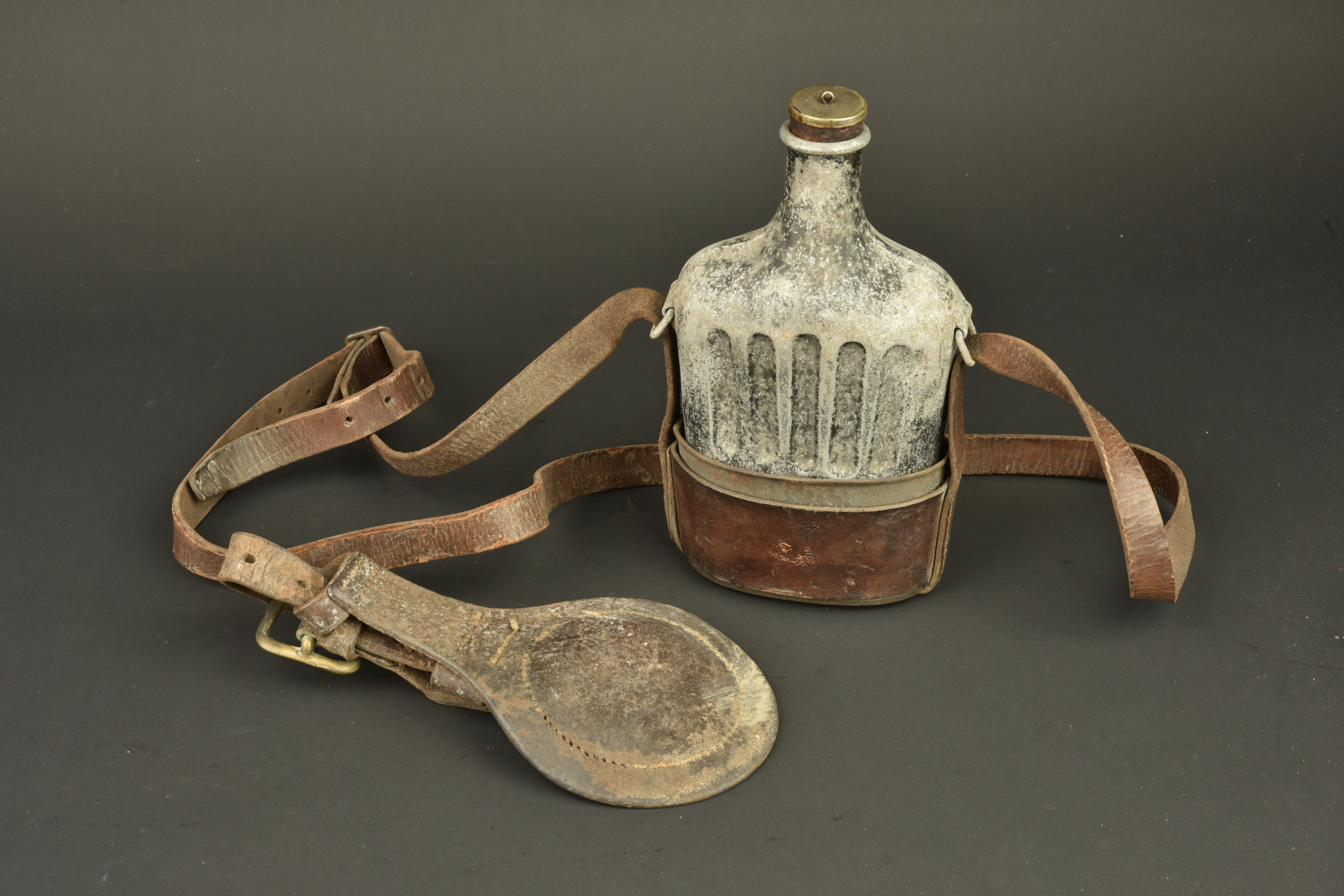 Bidon d'essai et porte sabre de cavalerie française. Experimental canteen and French cavalry sword hanger — photo 1