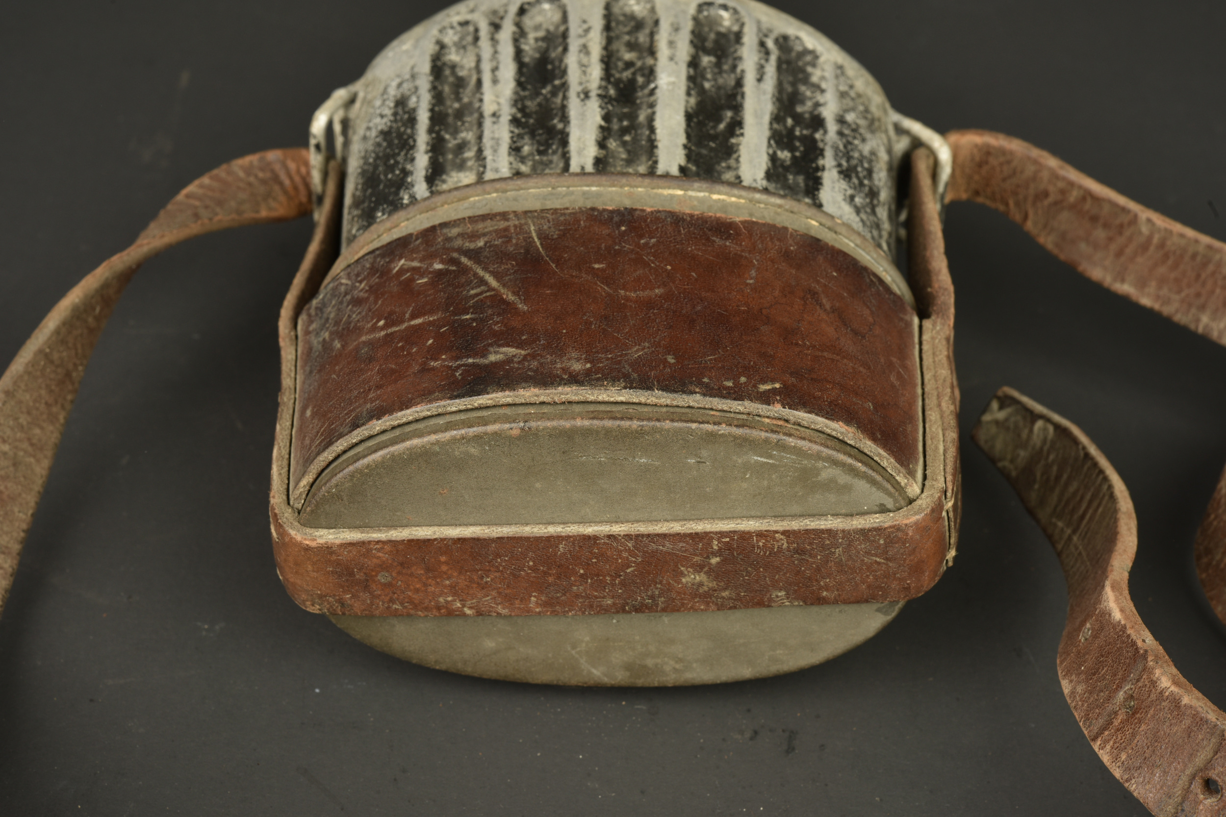 Bidon d'essai et porte sabre de cavalerie française. Experimental canteen and French cavalry sword hanger — photo 3