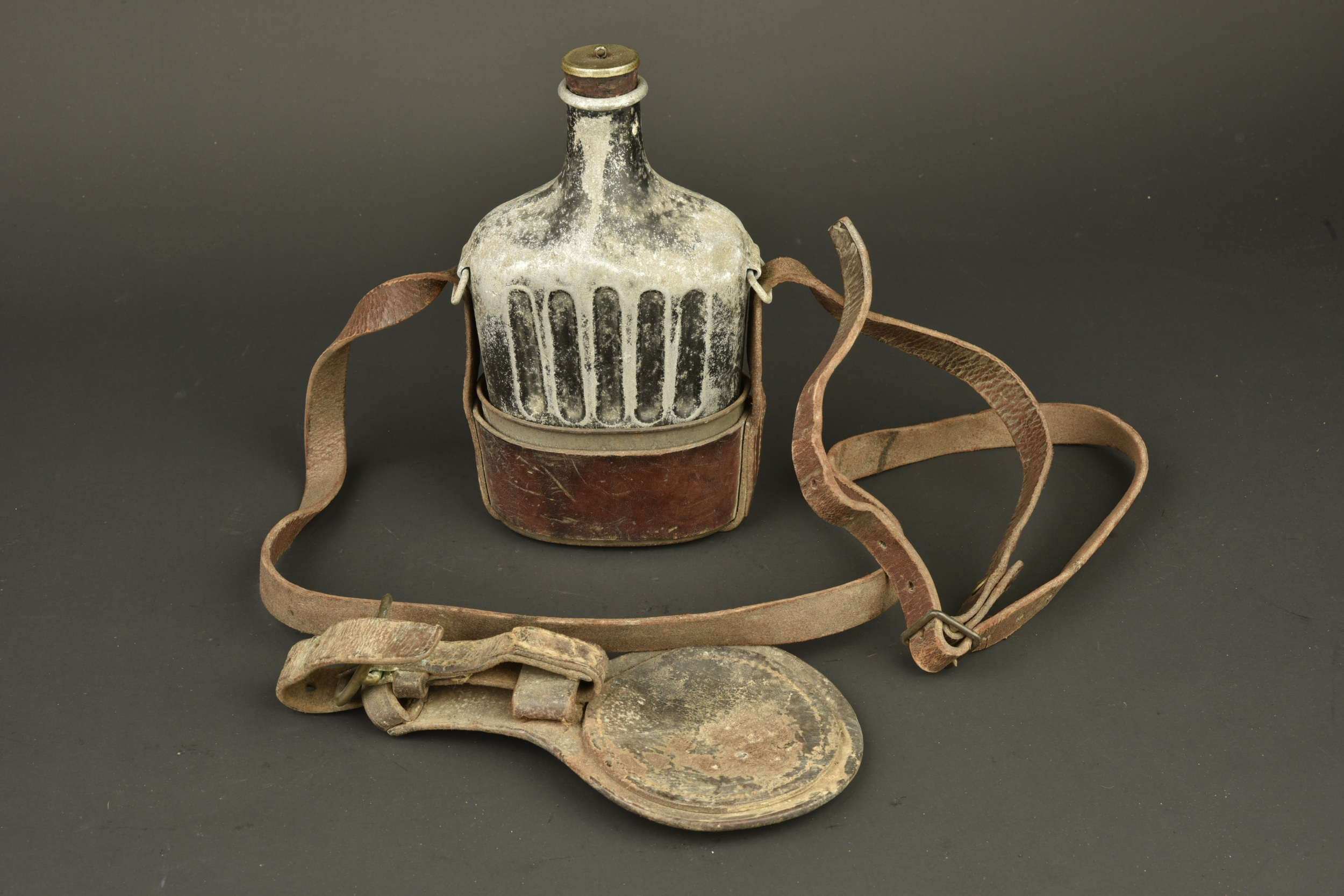 Bidon d'essai et porte sabre de cavalerie française. Experimental canteen and French cavalry sword hanger — photo 5