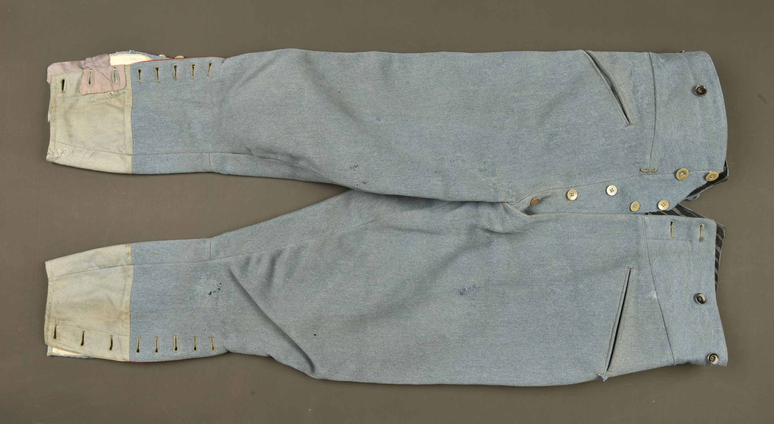 Culotte bleu horizon d'un officier d'artillerie. Horizon blue artillery officer’s breeches — photo 1