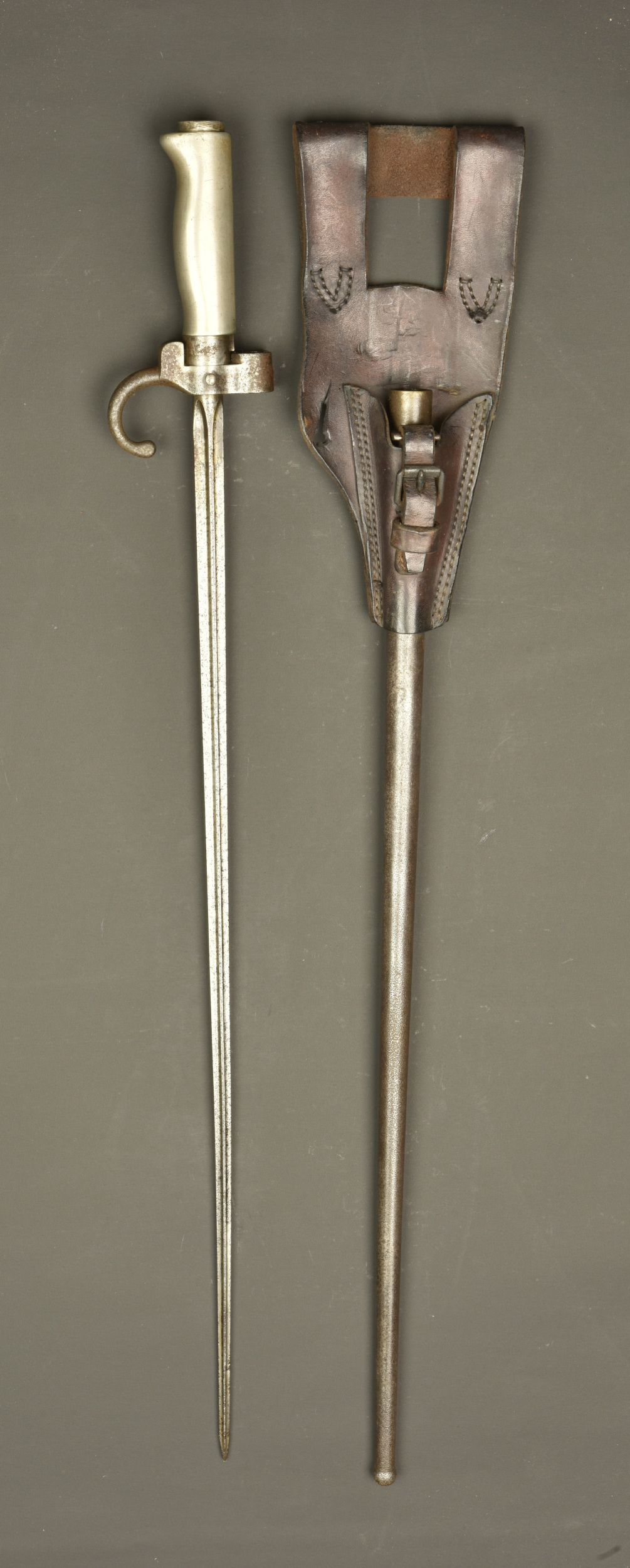 Epée baïonnette Lebel 1886 avec porte fourreau. Lebel Model 1886 sword bayonet with frog — photo 1